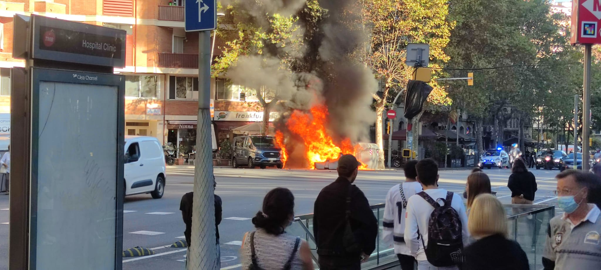 L'incendi a la cruïlla de Rosselló amb Comte d'Ugell / Jordi Ribolleda / ACN