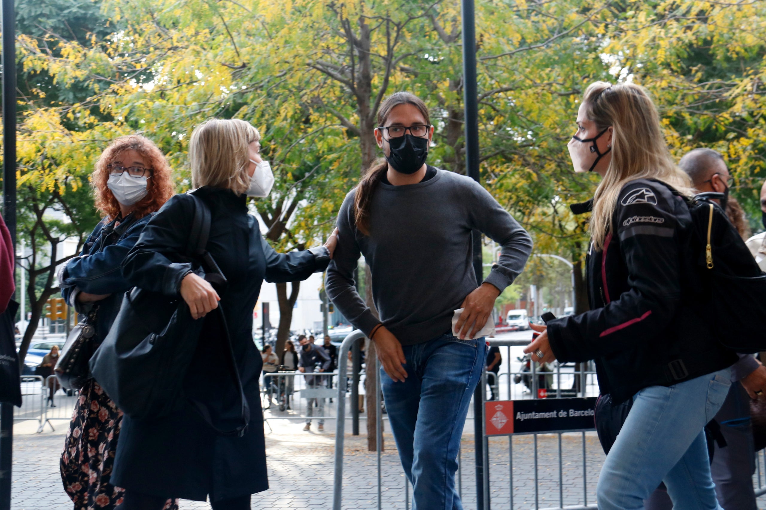 El fotoperiodista Albert Garcia a la Ciutat de la Justícia acompanyat de l'advocada Laia Serra / ACN