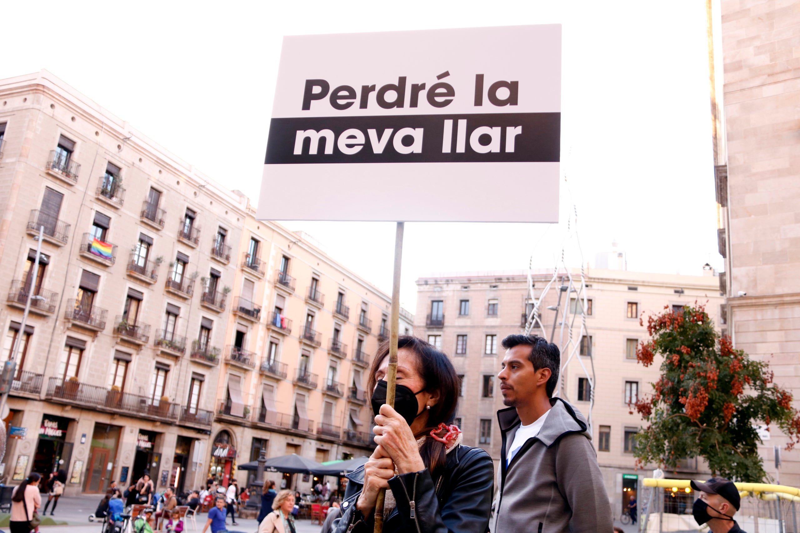 Una dona protesta a favor de les llars compartides / Jordi Bataller / ACN