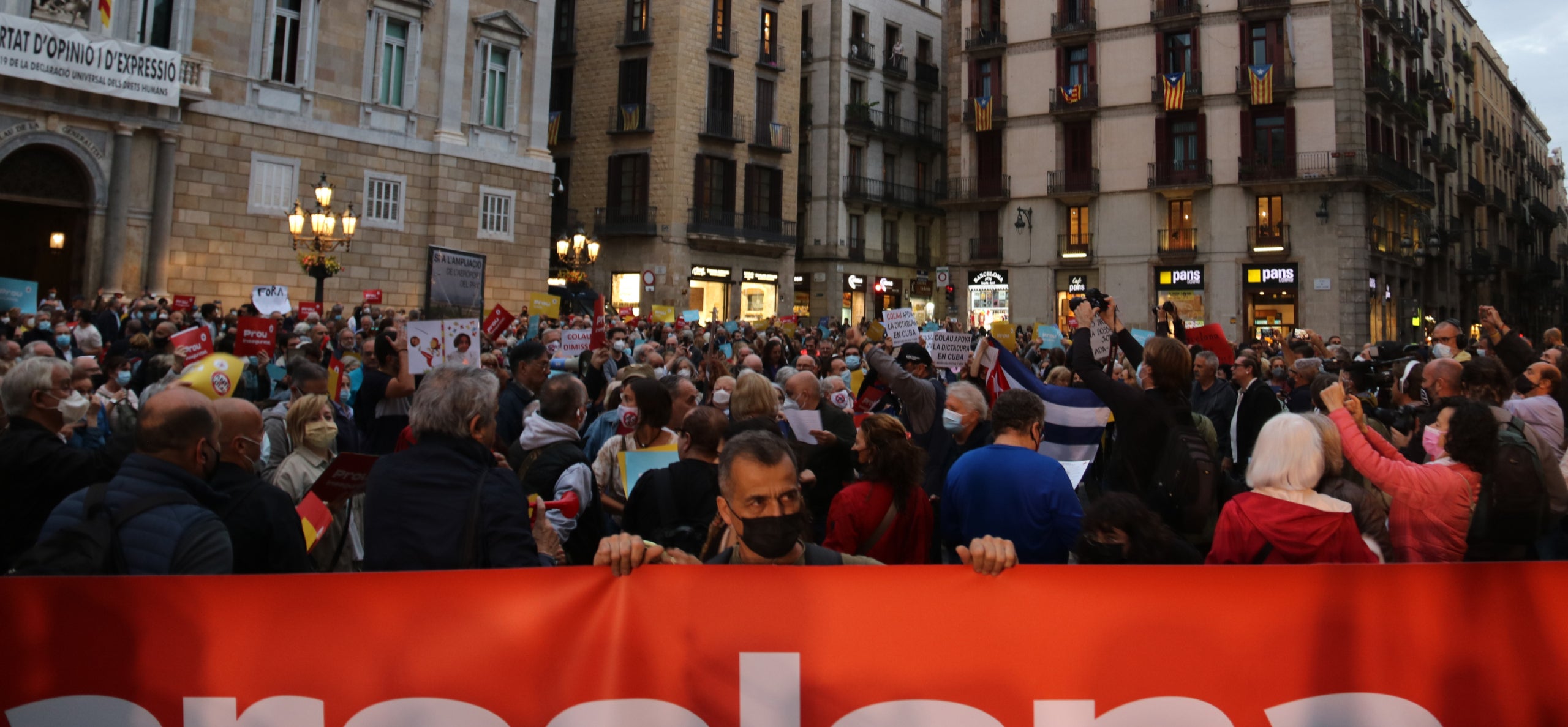 Els assistents de la protesta convocada per 'Barcelona és imparable' a la plaça Sant Jaume / ACN