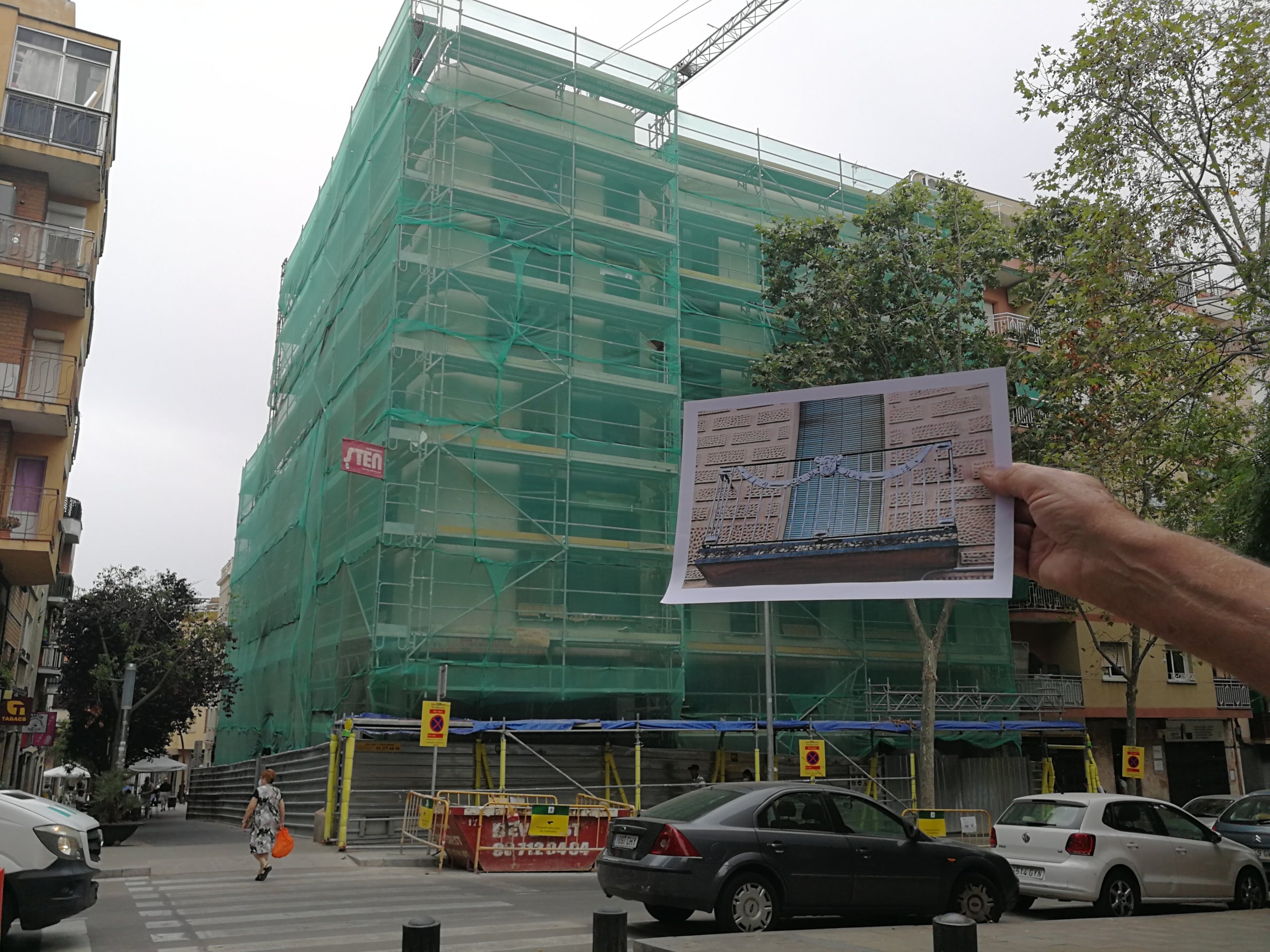 Bloc en construcció on es va enderrocar el 2019 una casa amb una balconada distintiva a la Prosperitat / JR