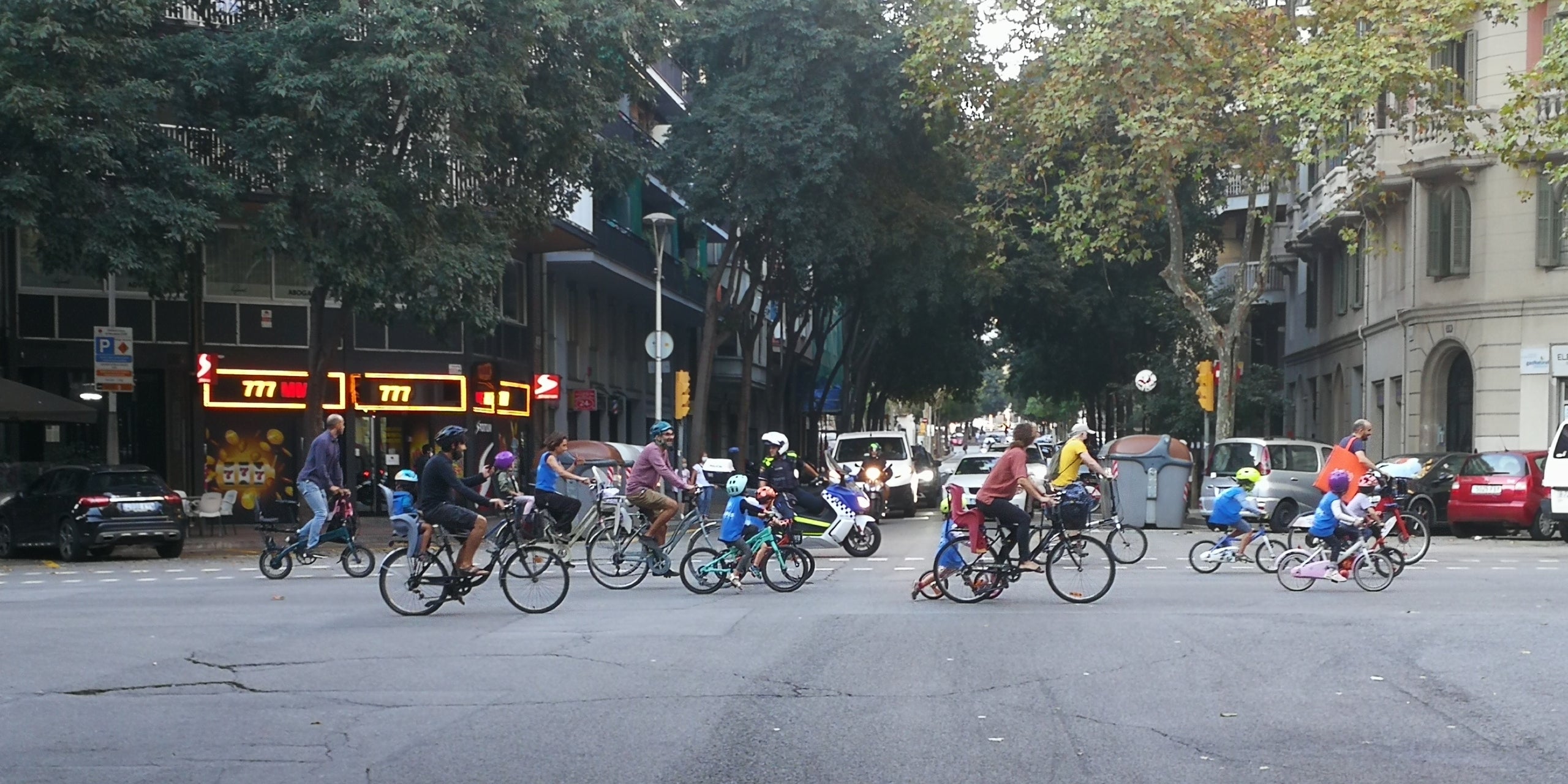 Tall al carrer Floridablanca mentre famílies i escolars circulen per Entença / JR