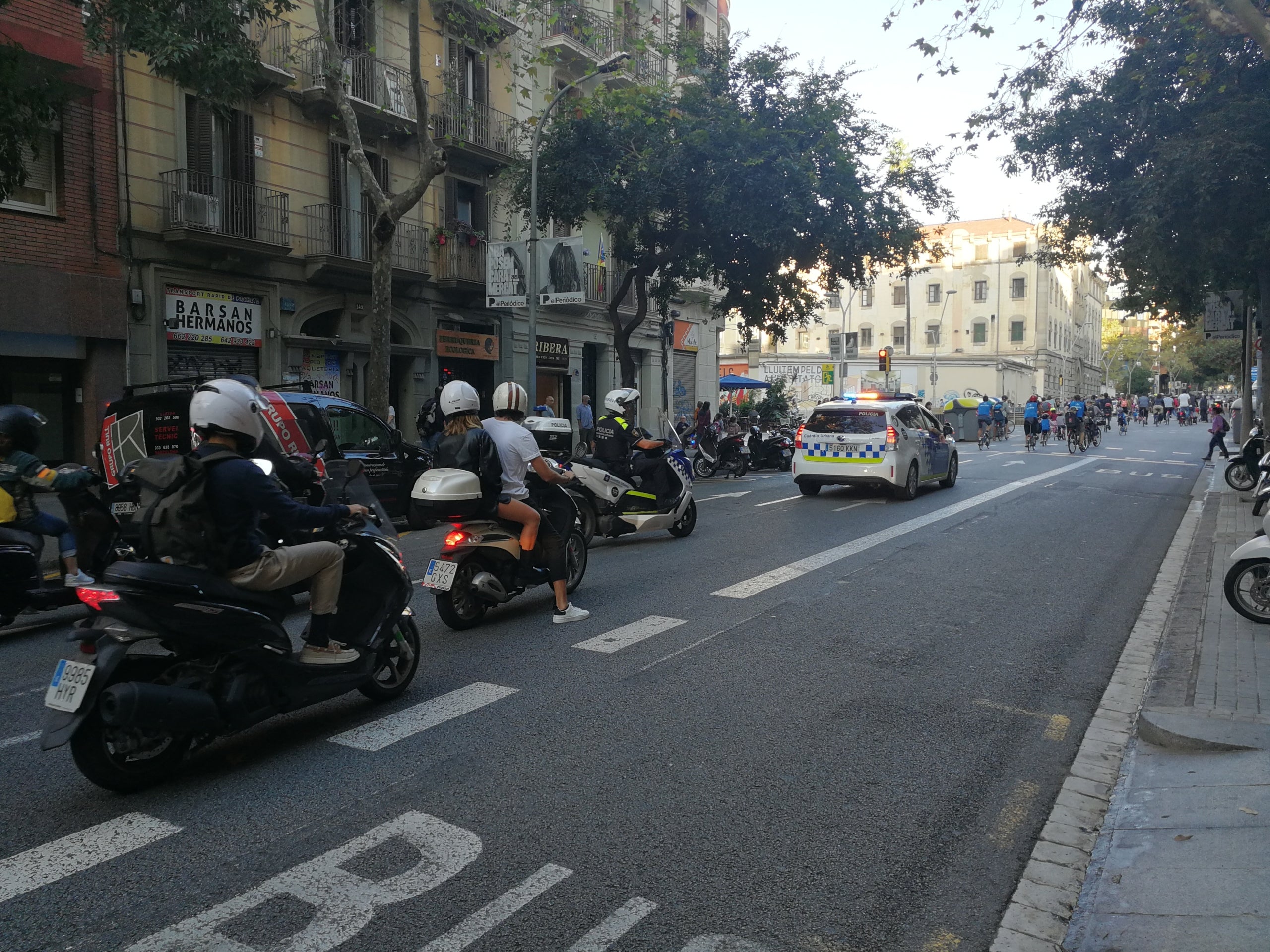 Un grup de motociclistes darrere dels vehicles de la Guàrdia Urbana i de la comitiva ciclista, a Entença / JR