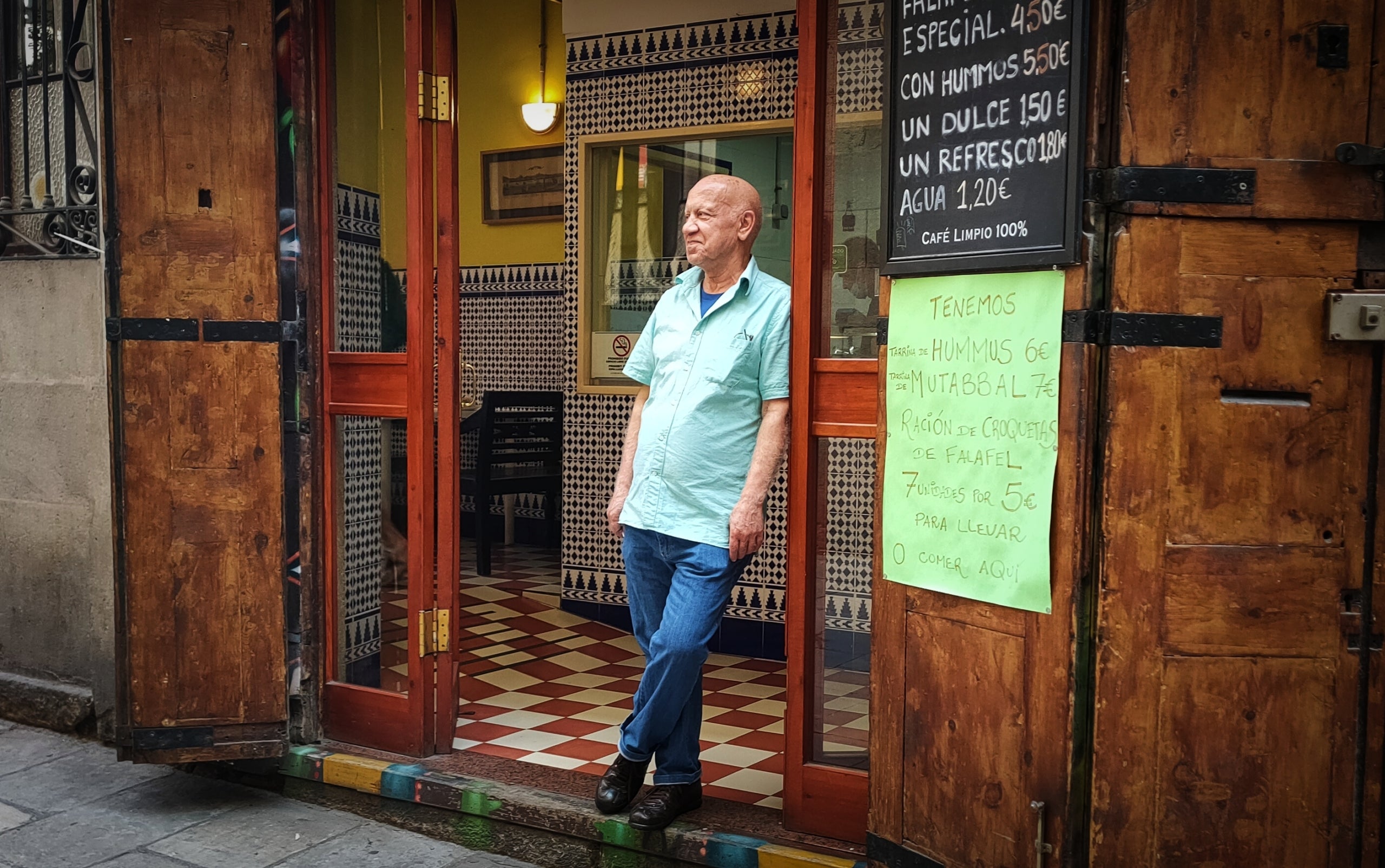 El Salem, l'ànima del local el Cuiner de Damasc, a la porta de l'establiment reobert / D.C.