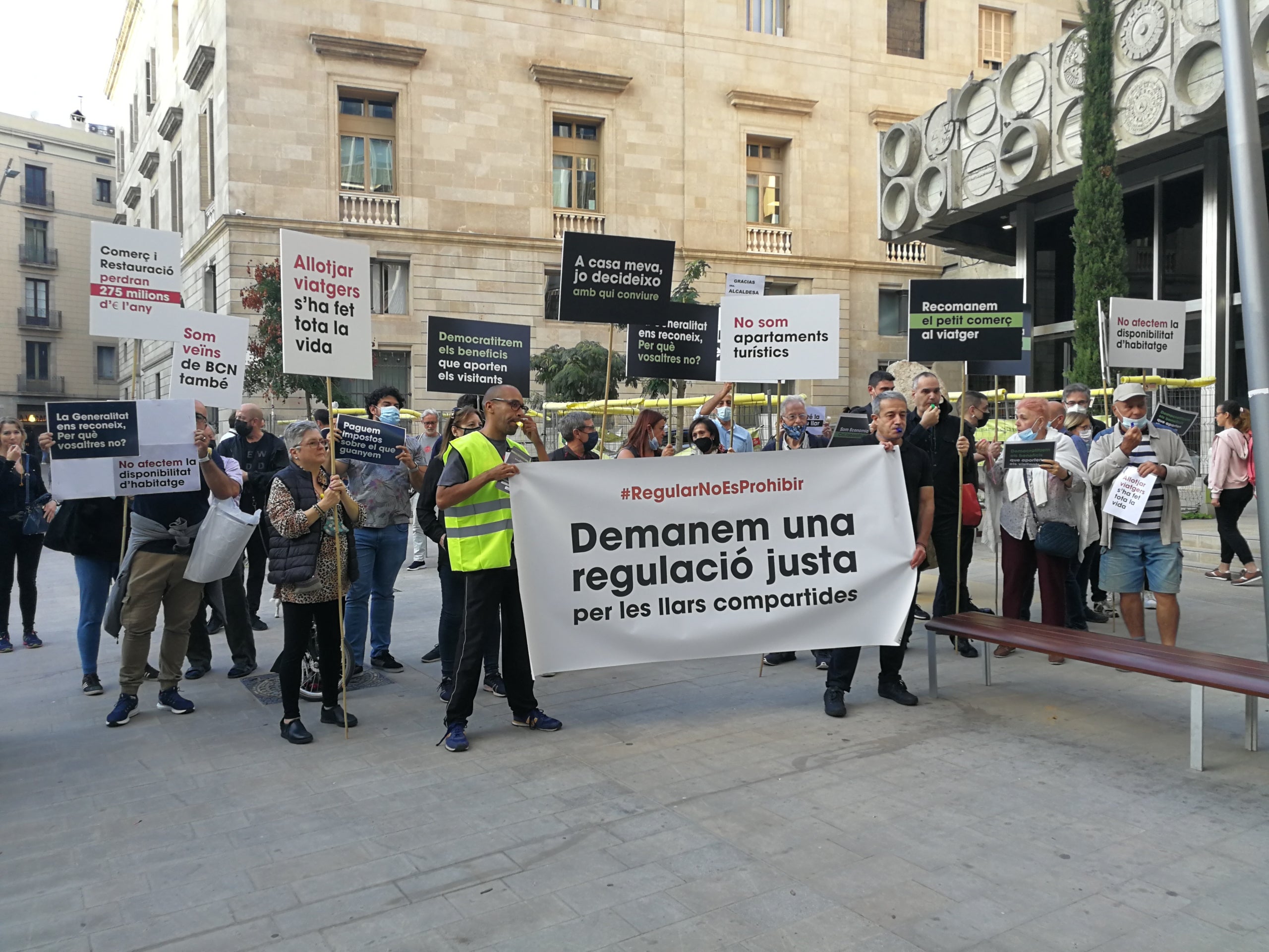 Protesta a favor de les llars compartides a la plaça Sant Miquel, davant de les oficines de l'Ajuntament / JR