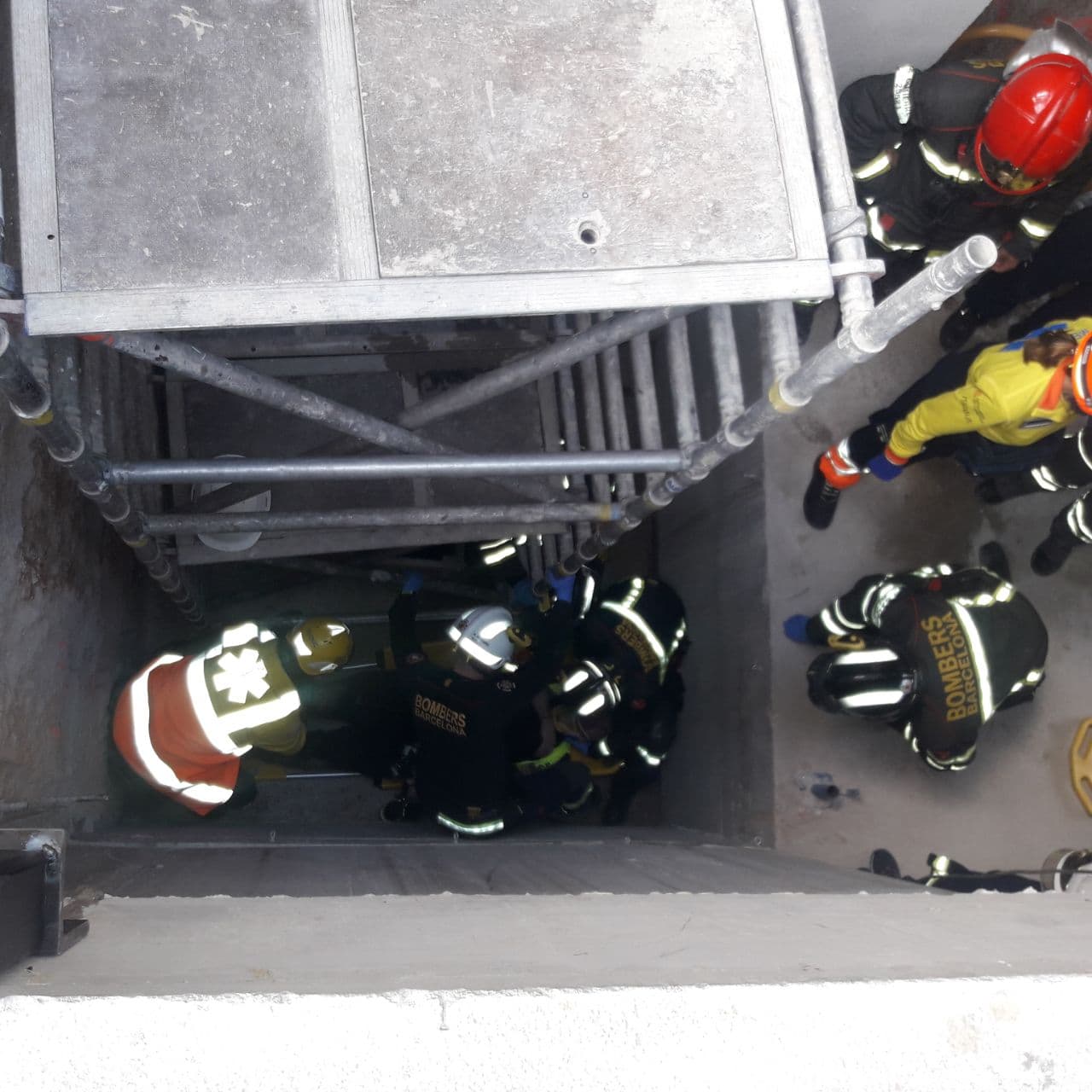 Els Bombers de Barcelona rescaten un trebllador que ha caigut a un fossat d'ascensor a la Ronda del Guinardó / BOMBERS BARCELONA