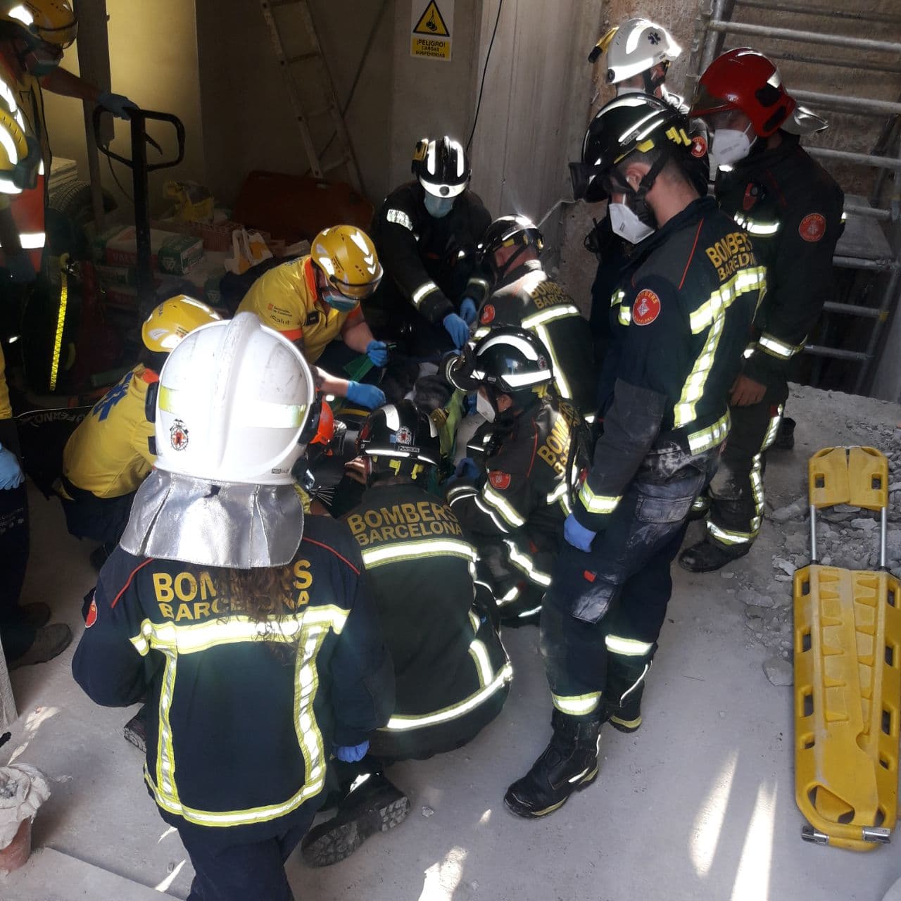 Els Bombers de Barcelona rescaten un trebllador que ha caigut a un fossat d'ascensor a la Ronda del Guinardó / BOMBERS BARCELONA