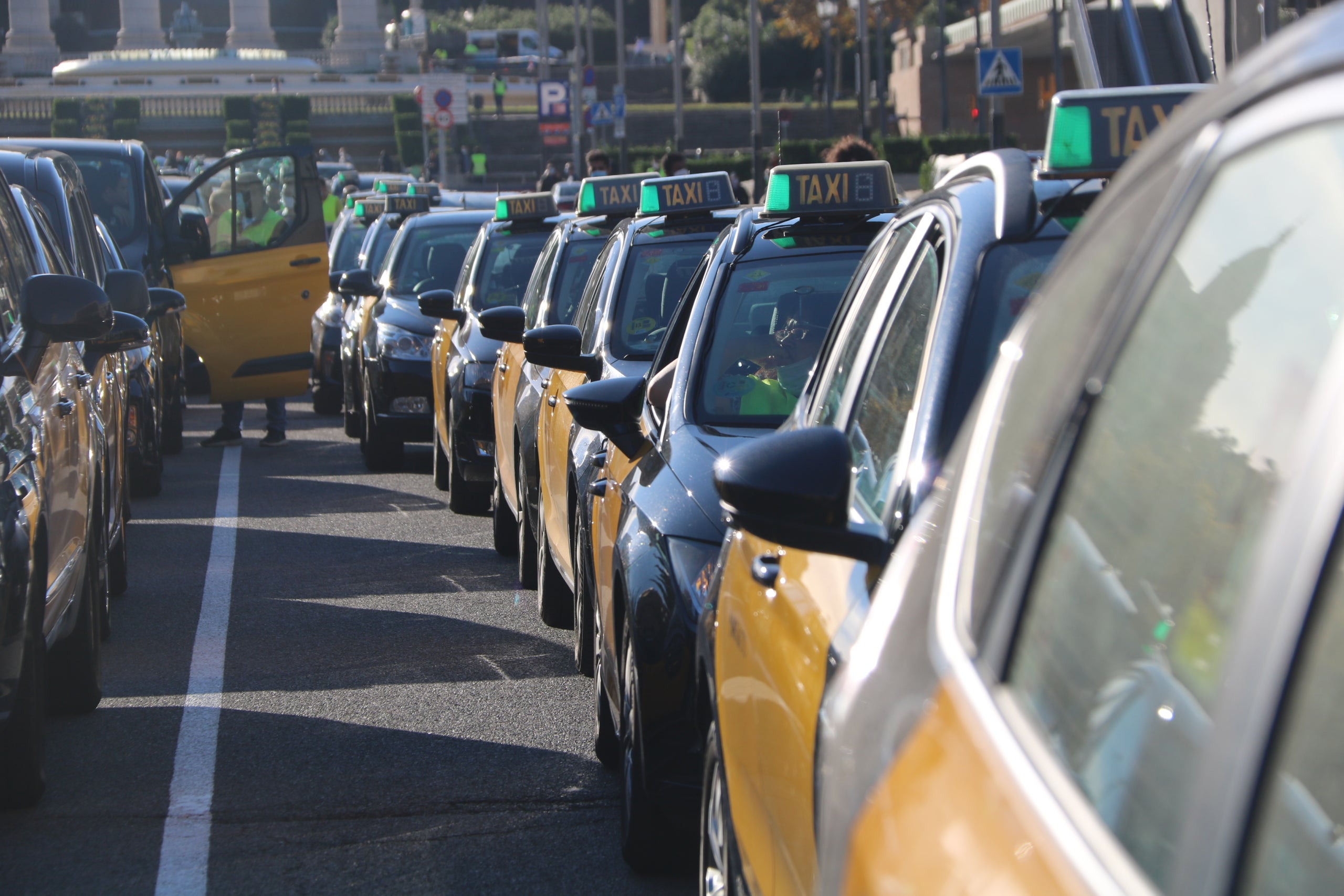 Cua de taxis a Barcelona / ACN