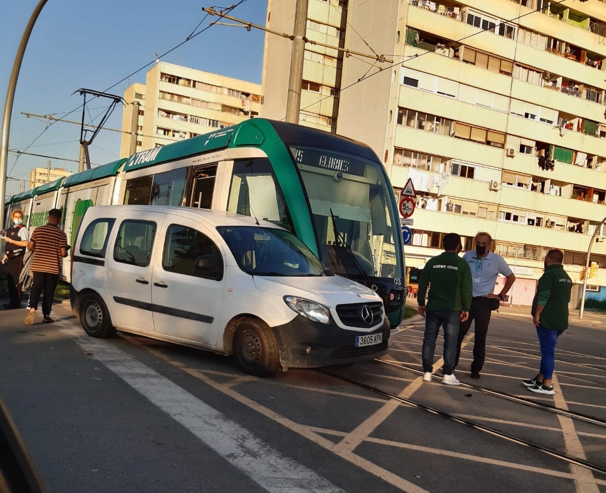 La furgoneta i el tramvia, després del xoc / Cedida