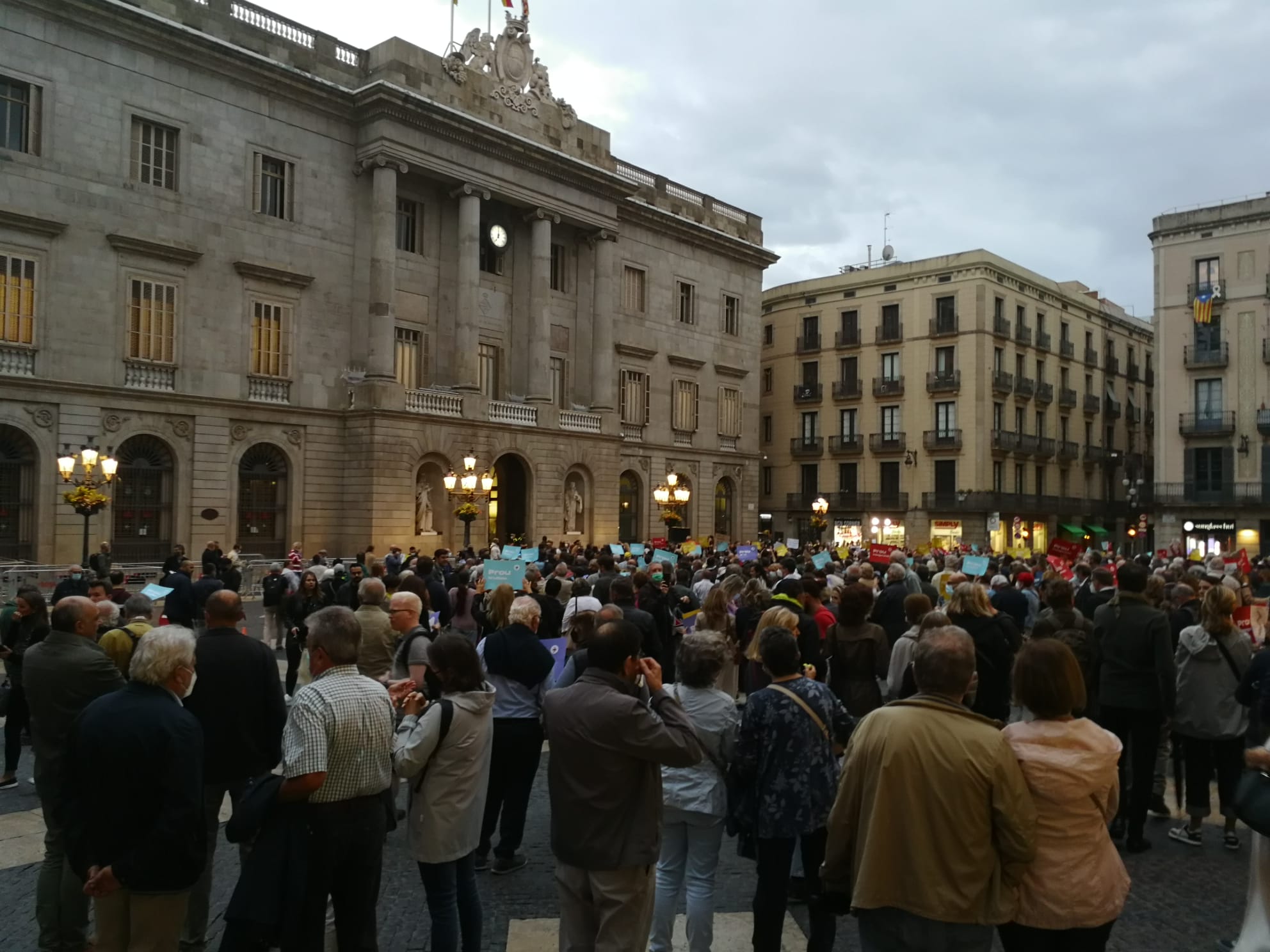 Concentració davant de l'Ajuntament de Barcelona / JR