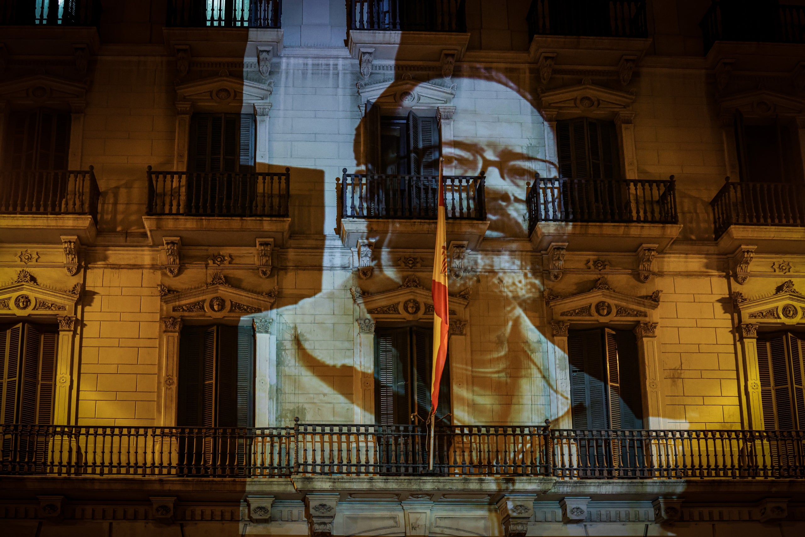 Imatge projectada contra la comissaria de Via Laietana, on durant el franquisme es van produir tortures, durant l'acte 'Memòria contra la impunitat' d'Òmnium / Jordi Borràs