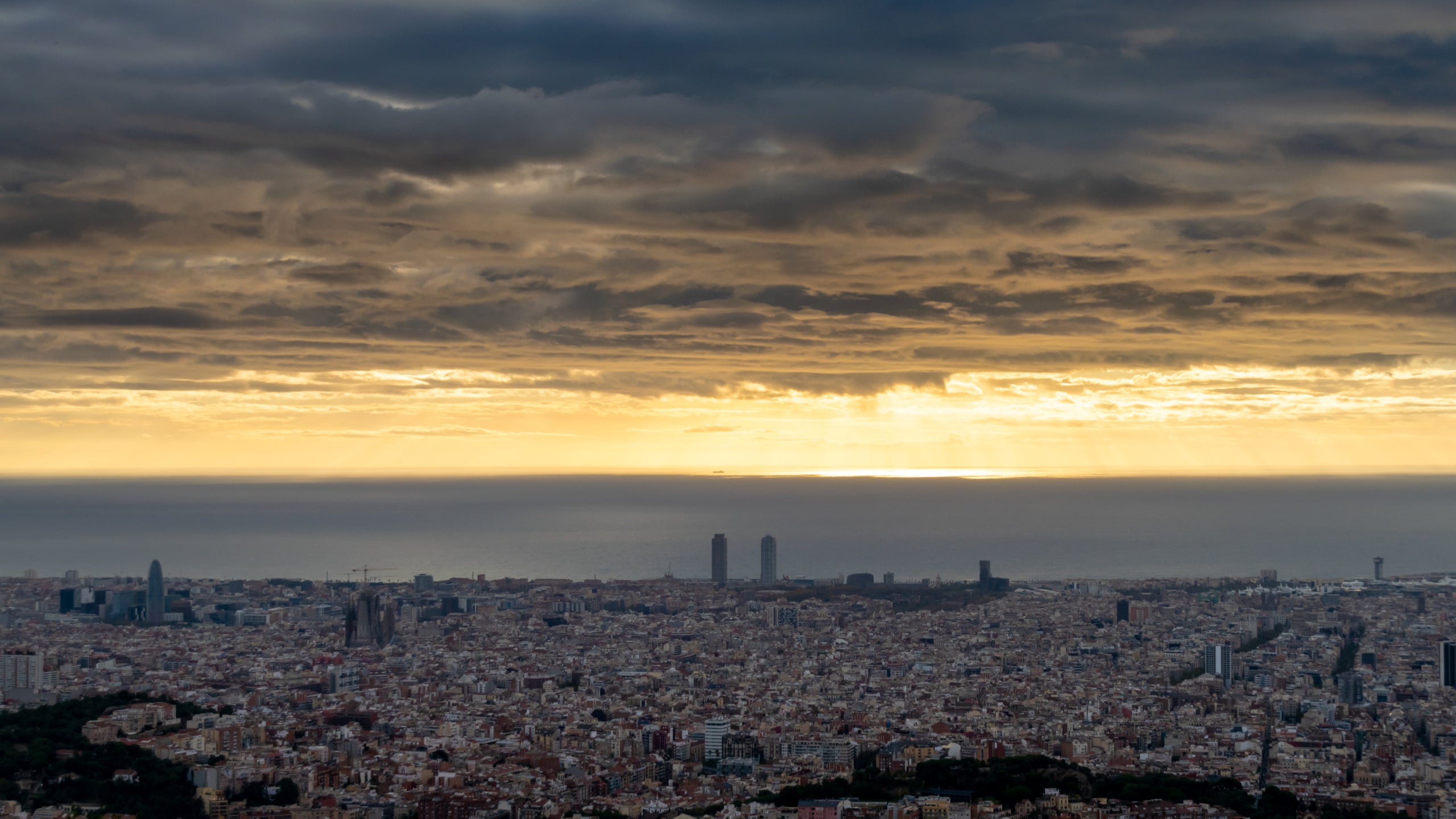 Sortida del sol a Barcelona des de l'Observatori Fabra / Alfons Puertas (Observatori Fabra de Barcelona)