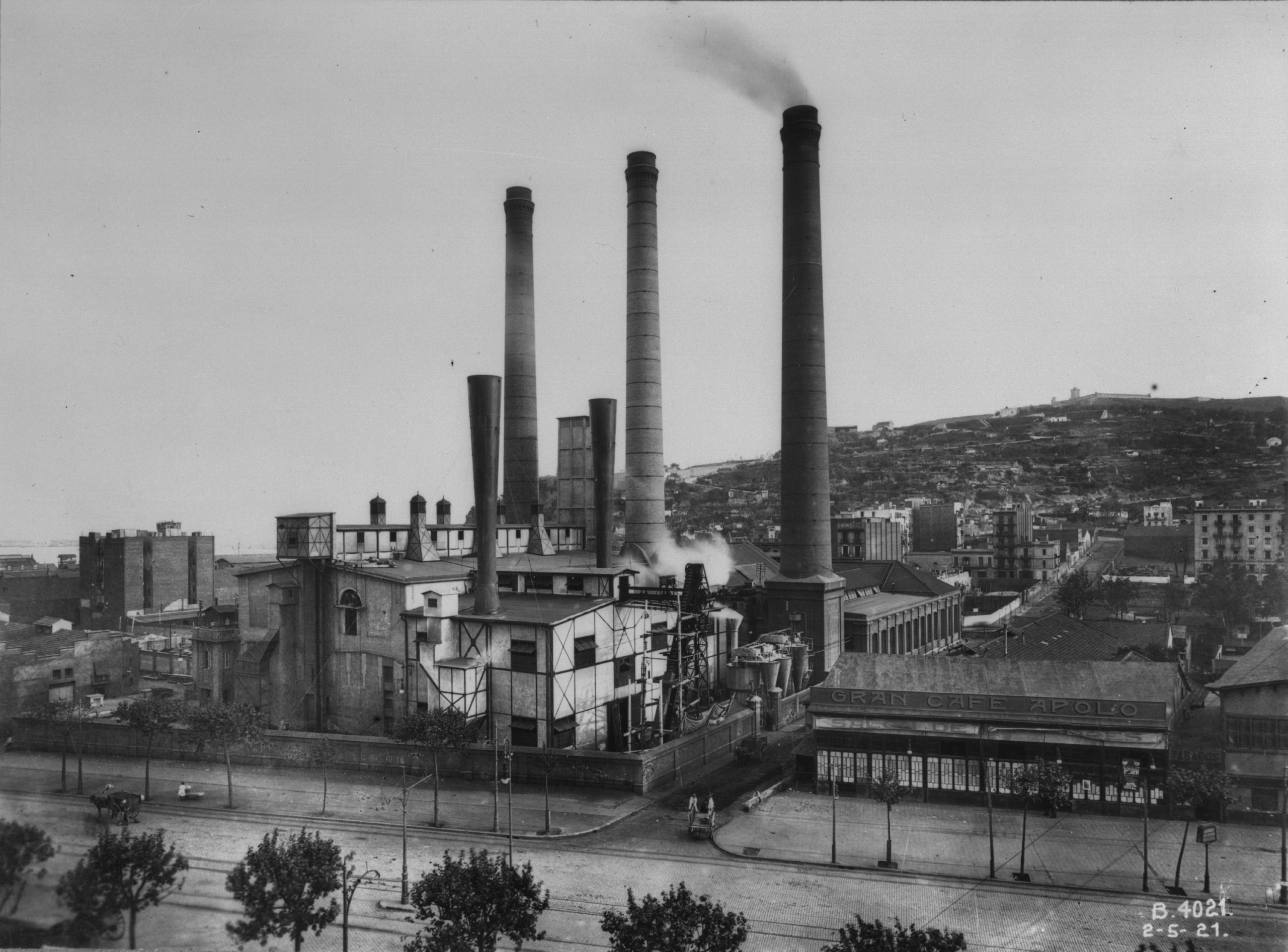 Vista general de les instal·lacions de la central tèrmica. Al costat de la central, el Gran Café Apolo. 2 de maig de 1921 / Fons Històric (Fundació Endesa)