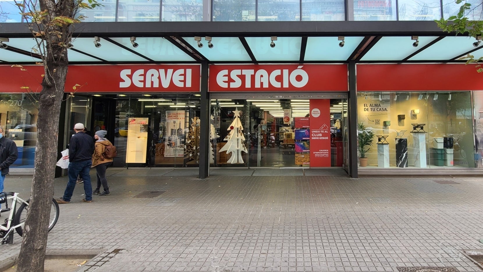 Entrada de la botiga Servei Estació de Barcelona, des d'on es pot veure la façana posterior de la Casa Batlló / ESM