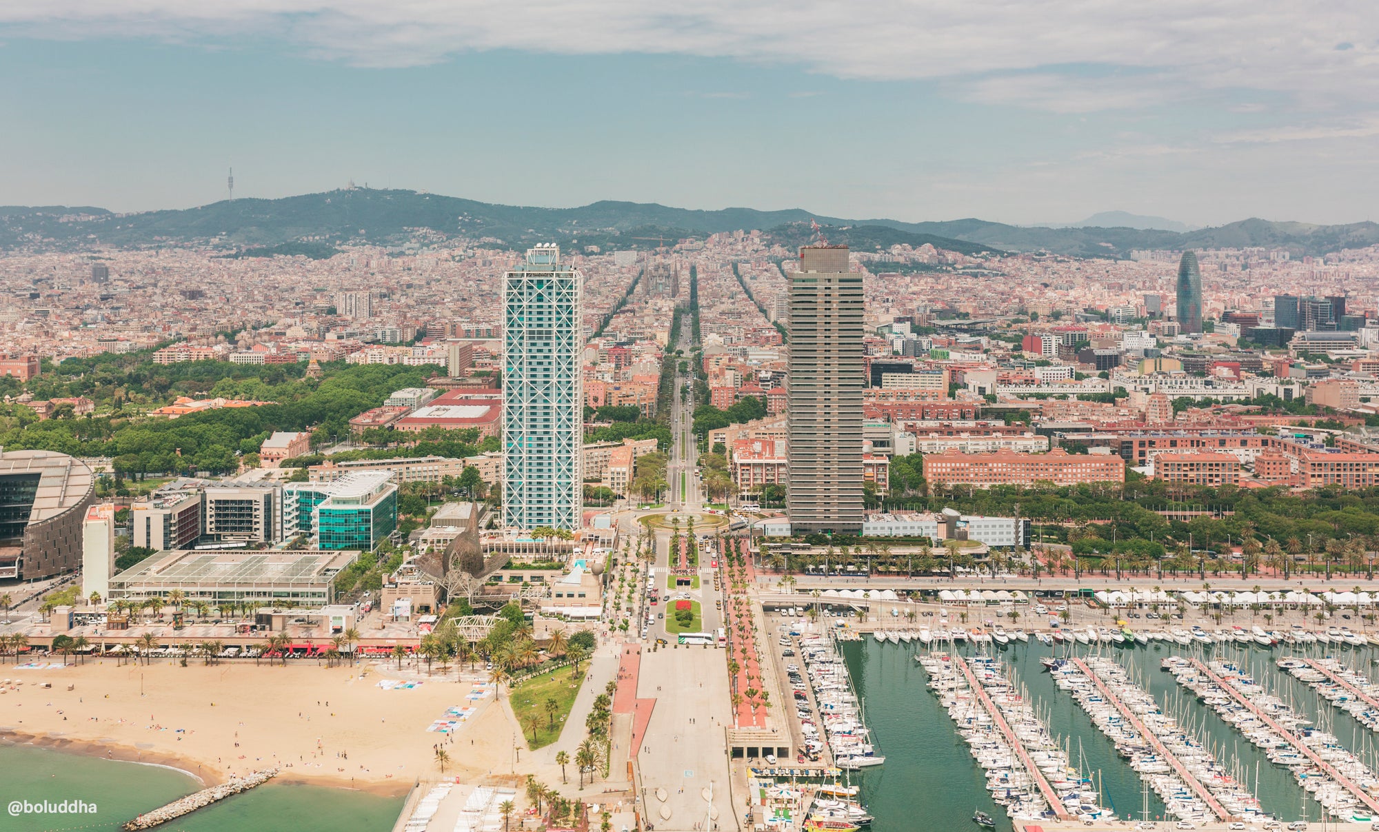 Celebrem l'aniversari del TOT convidant-vos a sobrevolar la ciutat CATHELICÒPTERS