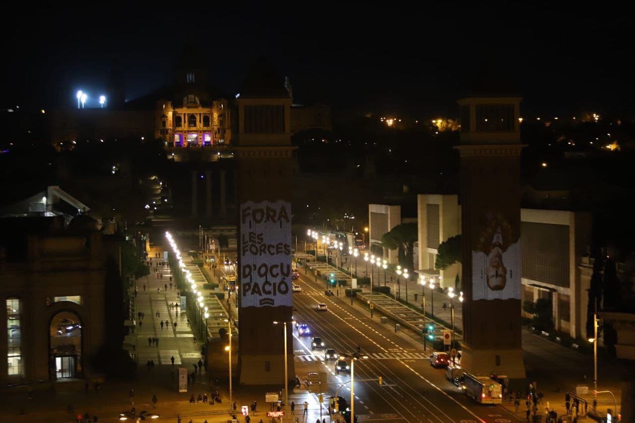 El rei Felip VI, penjat cap per avall a les Torres Venecianes de Barcelona, amb Montjuïc de fons / ANC