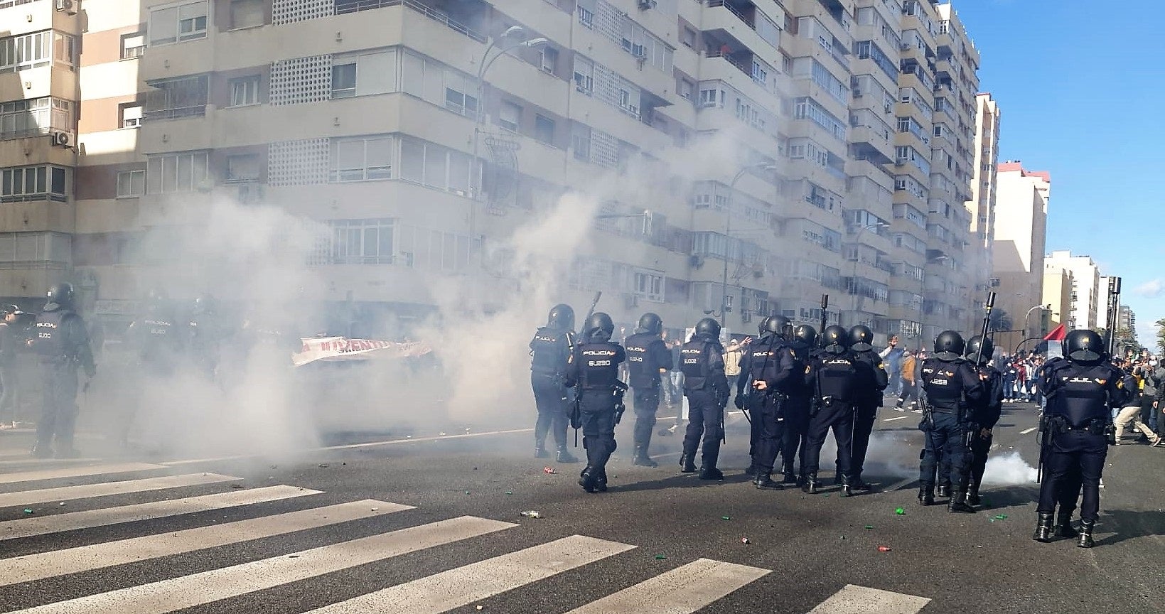 Antiavalots de la Policia Nacional durant les protestes del sector del metall a Cadis / Europa Press