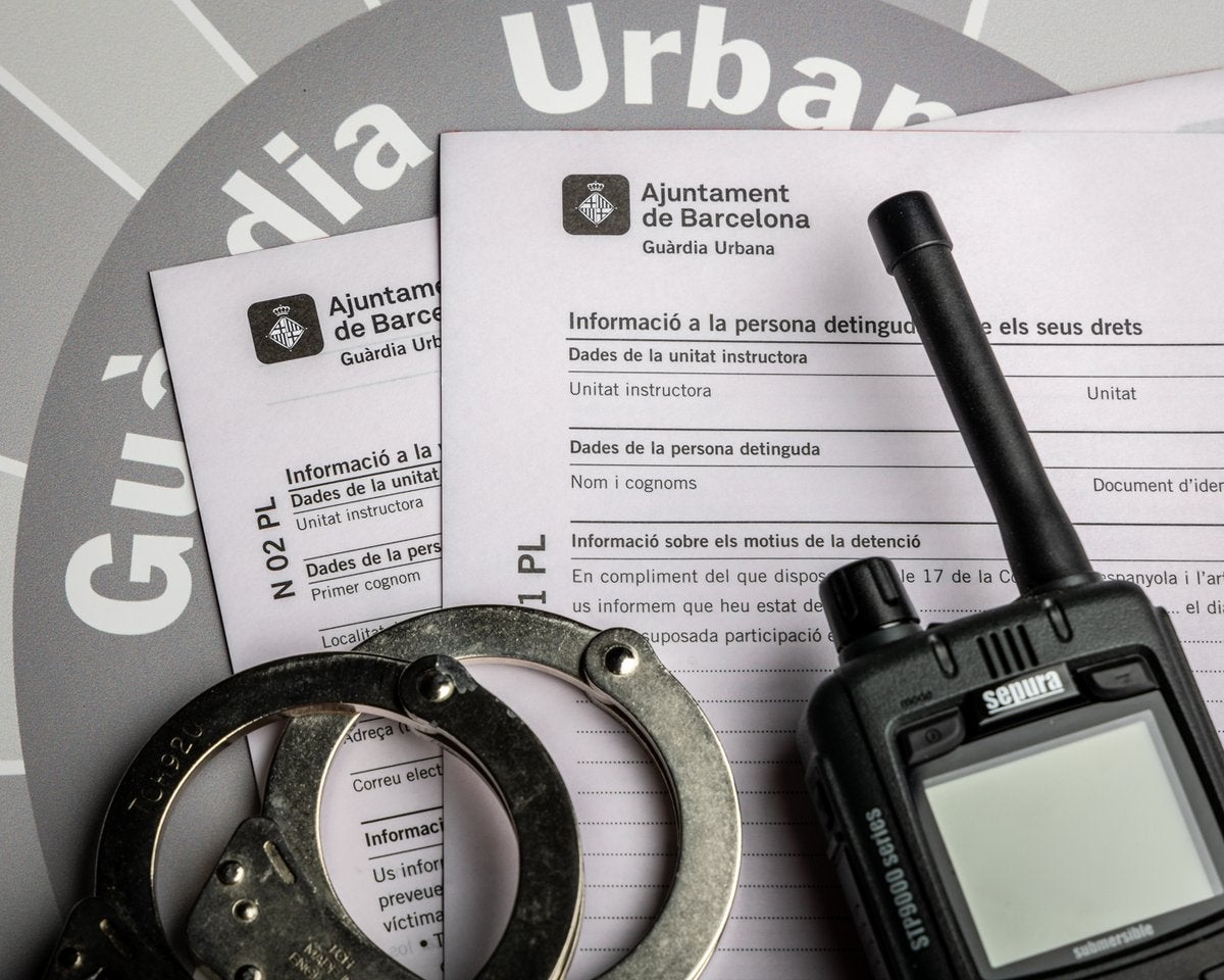 Imatge d'arxiu de la Guàrdia Urbana on es mostren unes manilles, un walkie-talkie i un document per emplenar sobre la informació de la persona detinguda / Guàrdia Urbana de Barcelona