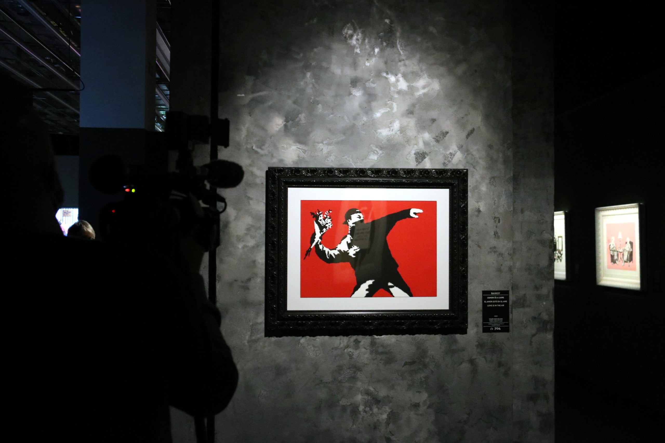 Una de les peces de la mostra internacional 'Banksy. The art of protest' arriba al Disseny Hub Barcelona / ACN