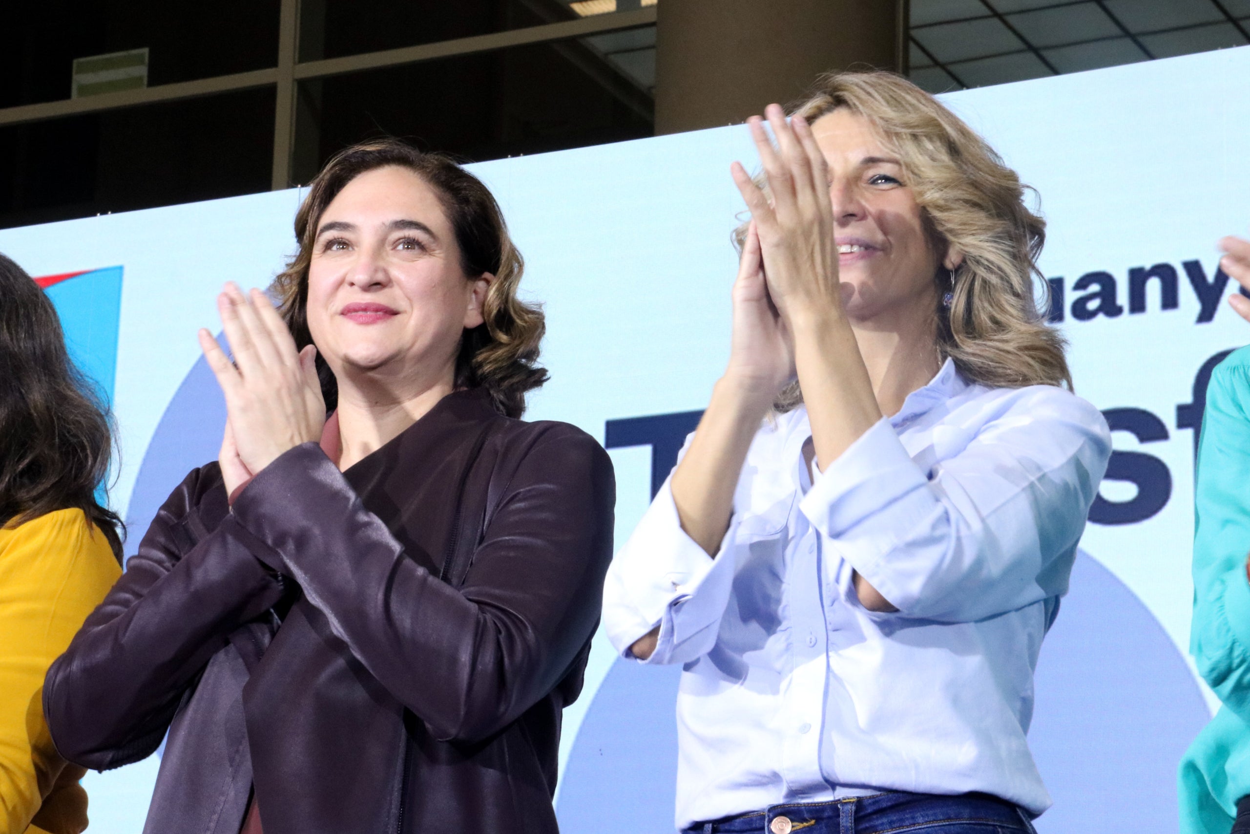 L'alcaldessa Ada Colau i la vicepresidenta segona del Govern espanyol, Yolanda Díaz, en l'assemblea nacional de Catalunya en Comú / Maria Bélmez / ACN