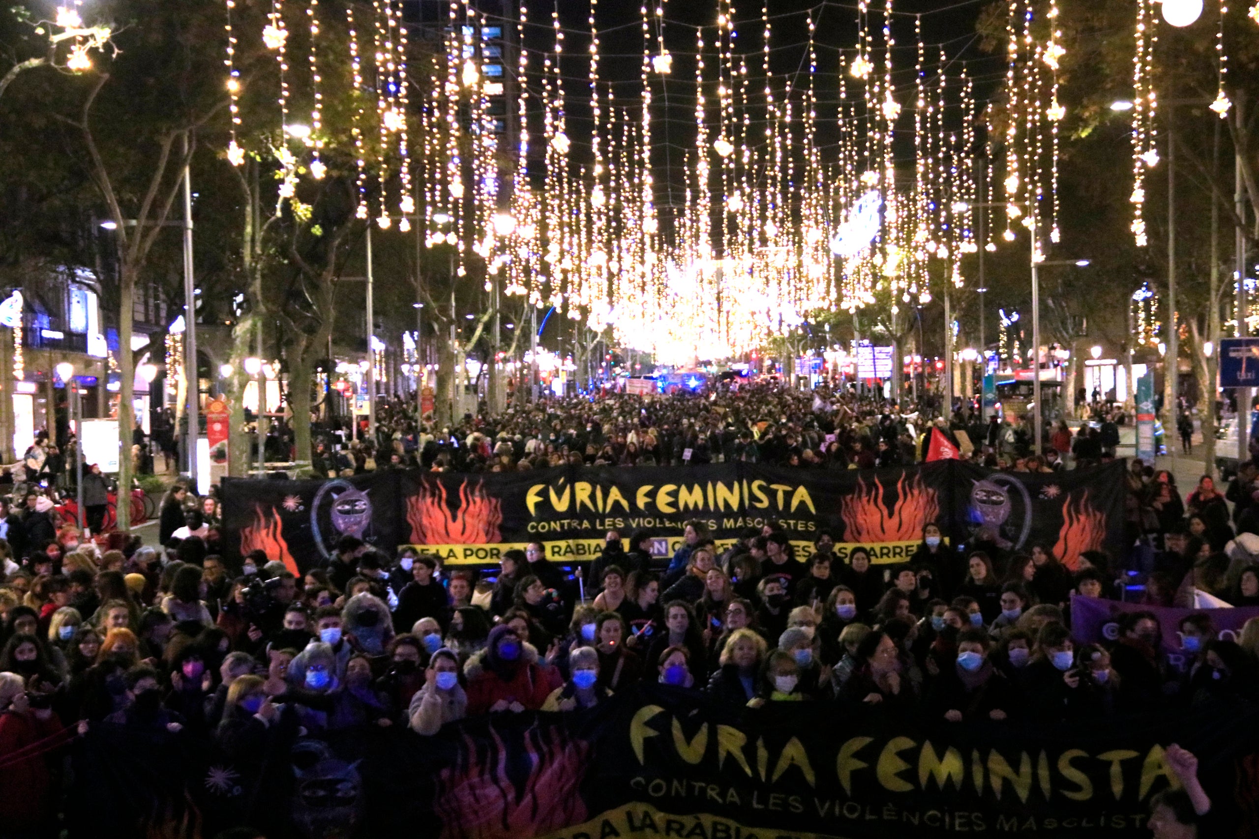 Capçalera de la manifestació per a l'eliminació de la violència contra les dones, el 25 de novembre del 2021 / Laura Fíguls / ACN