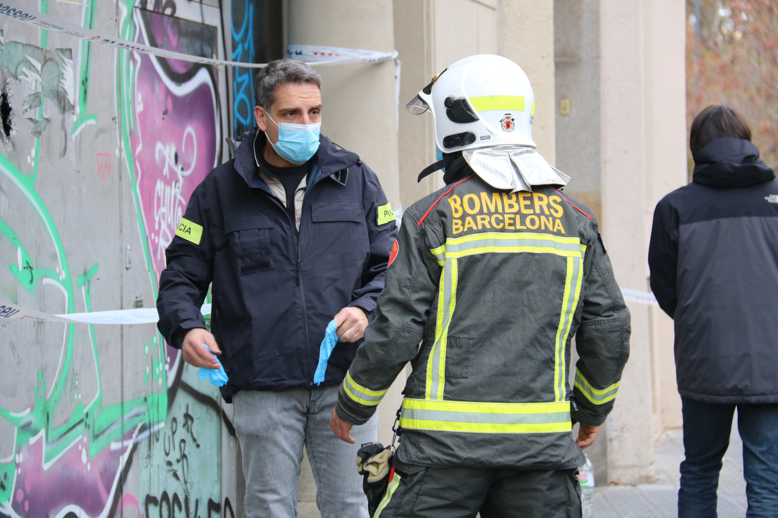 Efectius dels cossos de seguretat treballant a l'edifici on s'ha produït l'incendi, a la plaça Tetuan / ACN