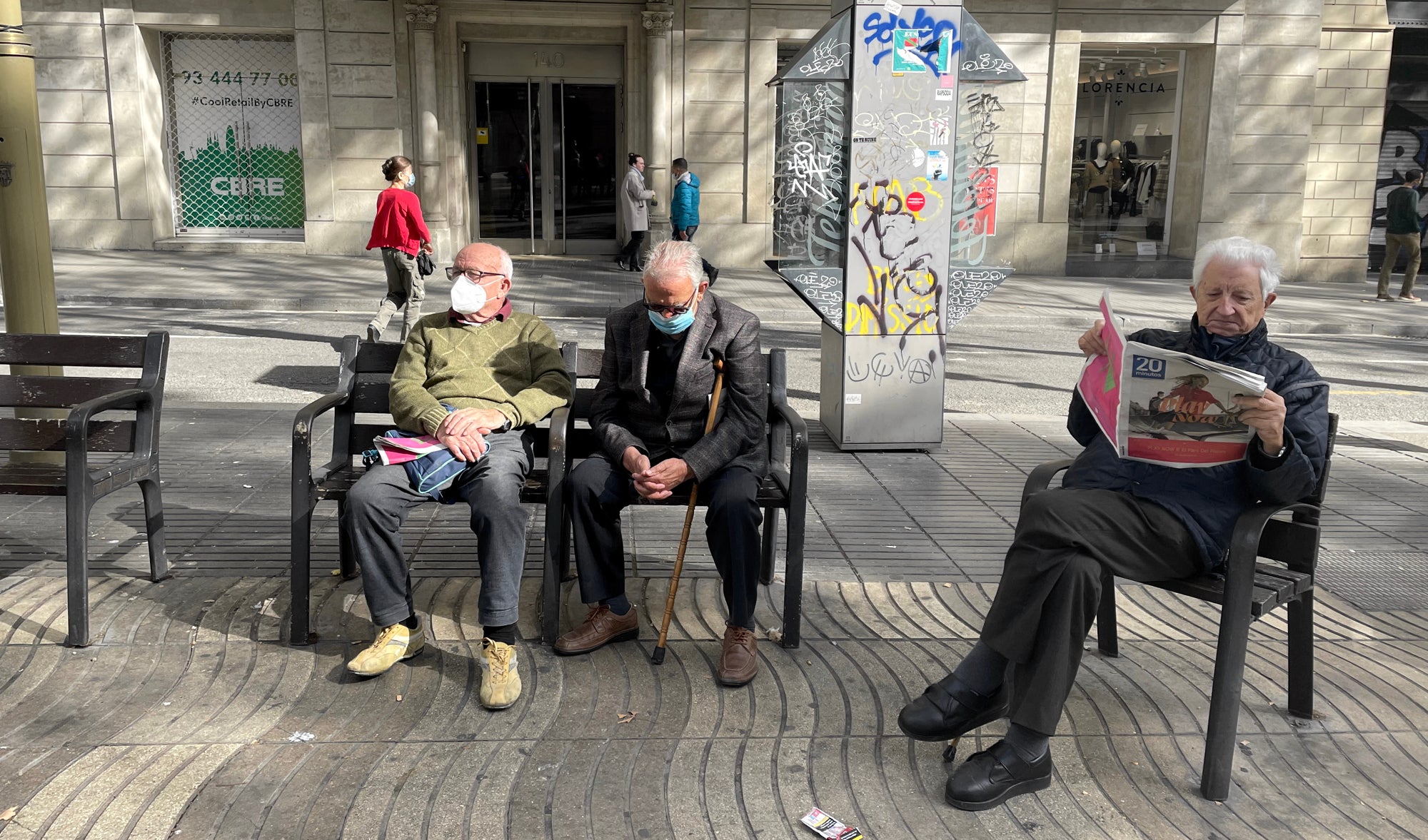 Una cabina telefònica, rere les cadires del tram alt de la Rambla / Laura López