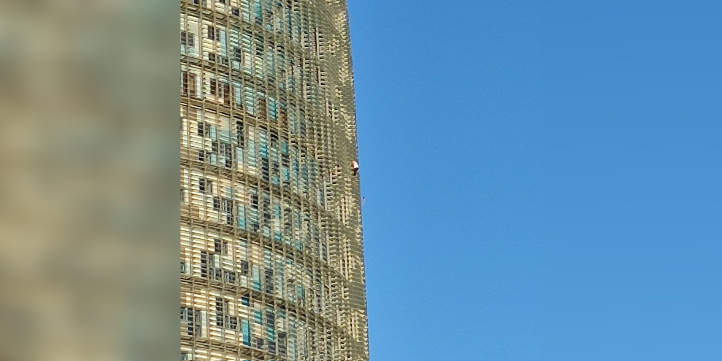 Un home escala la Torre Glòries de Barcelona / Twitter (@PereMercader)