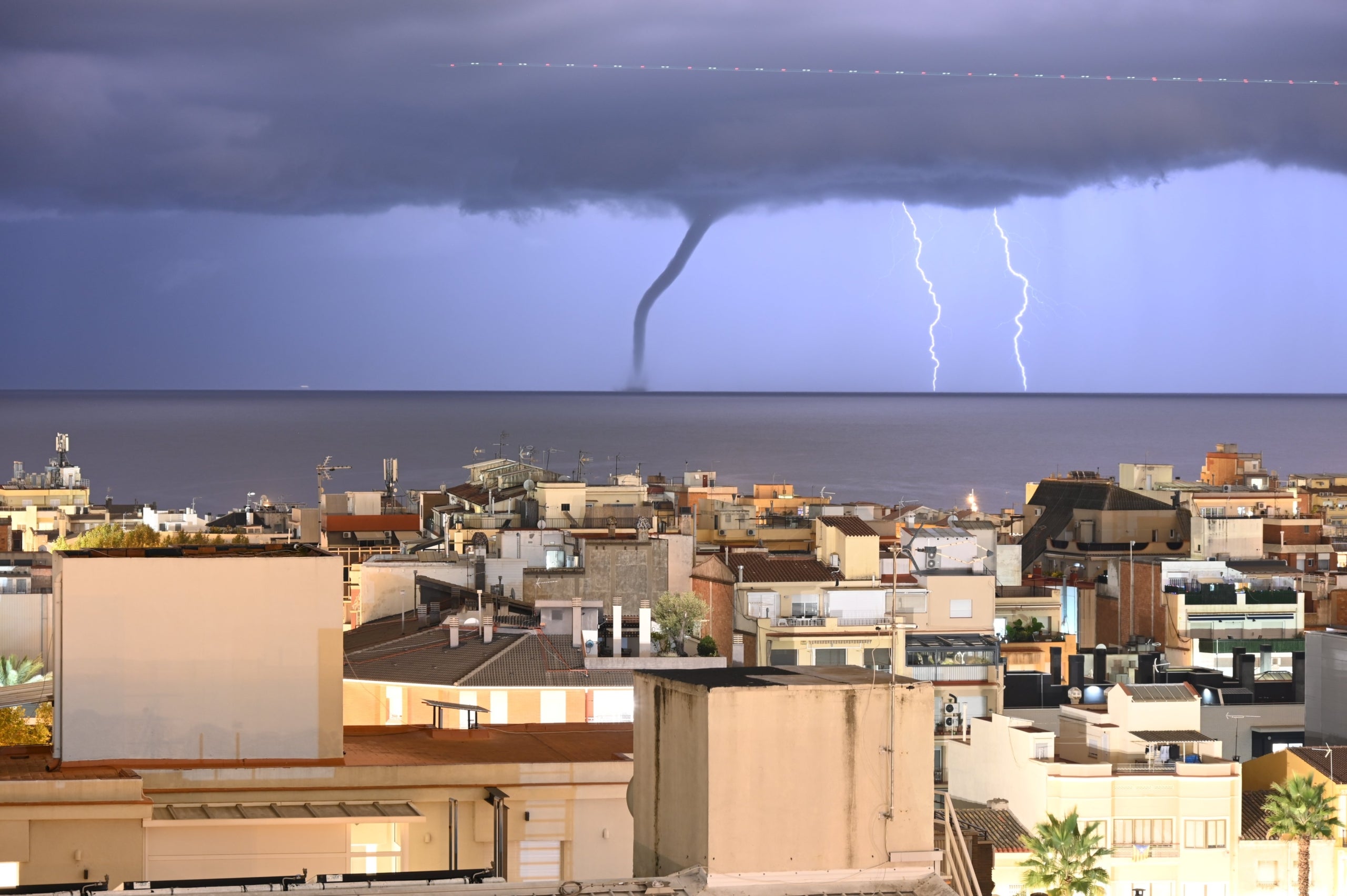 Dos llamps il·luminen la mànega marina davant de la costa barcelonina / Oriol Rodríguez