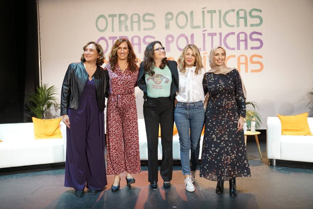 Ada Colau, Mónica García, Mónica Oltra, Yolanda Díaz i Fátima Hamed Hossain a l'acte del passat dissabte a València / Instagram (@adacolau)