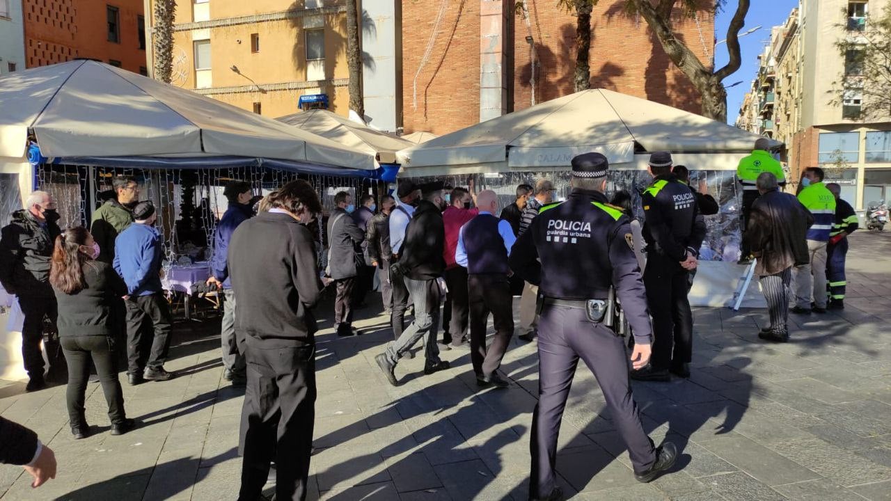 Operatiu per retirar mobiliari de la terrassa del restaurant Salamanca, a la Barceloneta / Twitter