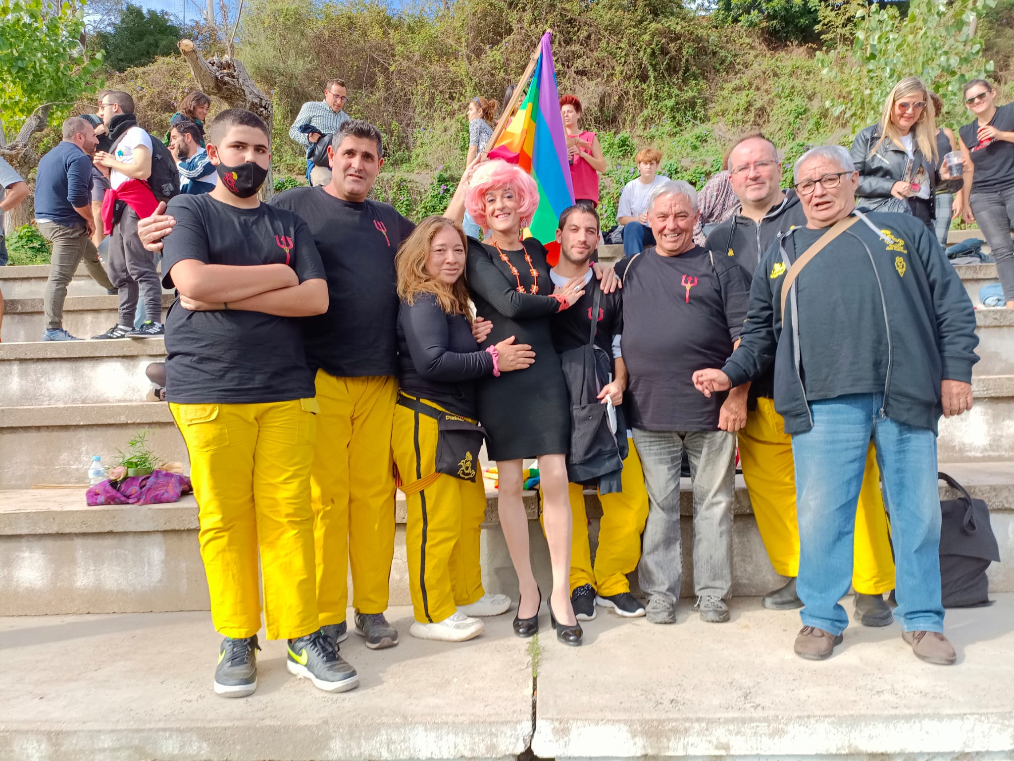 Participants de l'activitat CAMINAFOK al barri del Carmel amb la reportera Brigitta Lamoure / Cedida