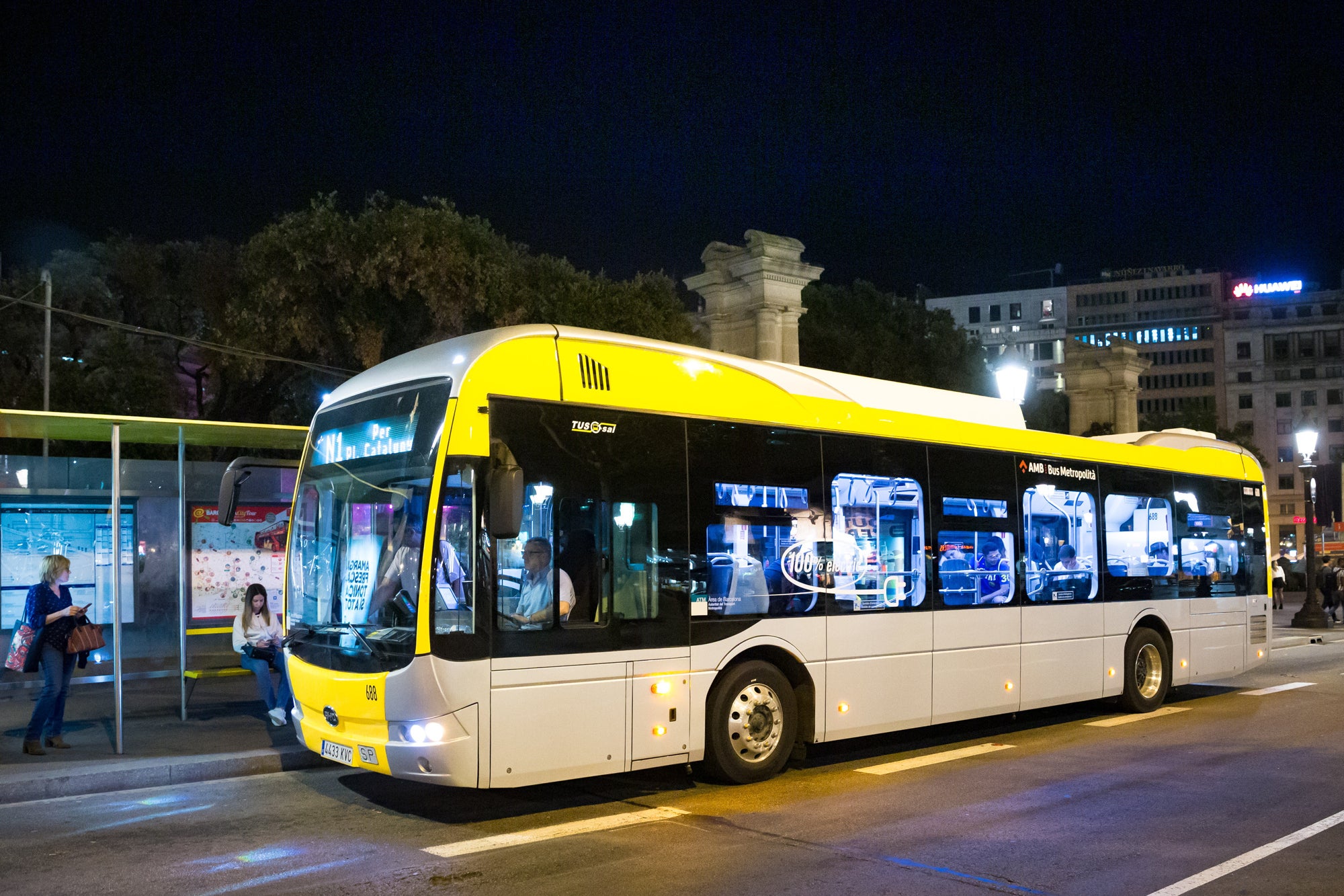 Autobús elèctric nocturn a la zona de plaça Catalunya de Barcelona / AMB