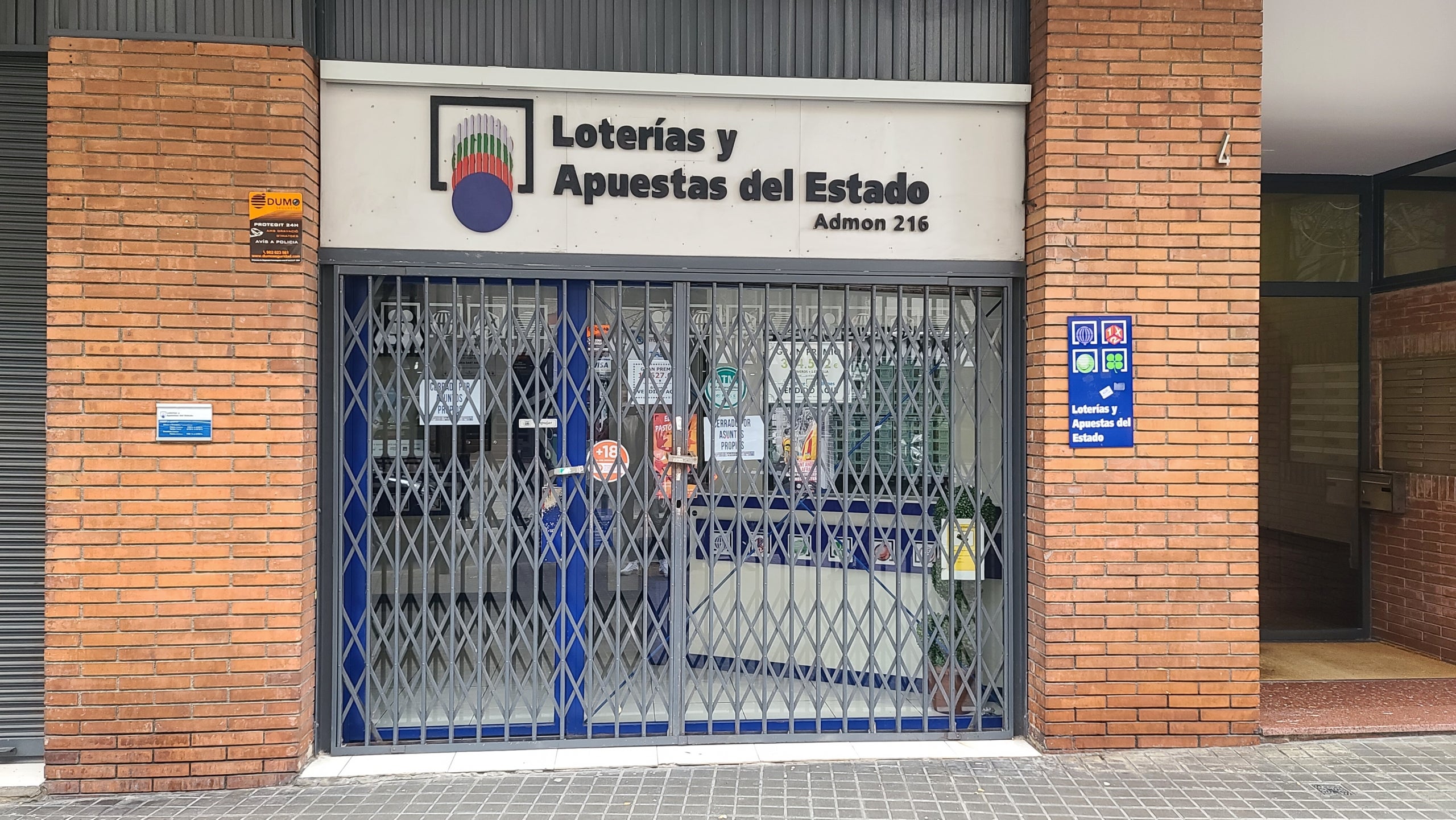 L'administració de Sant Andreu que ha venut el cinquè premi està tancada / ES