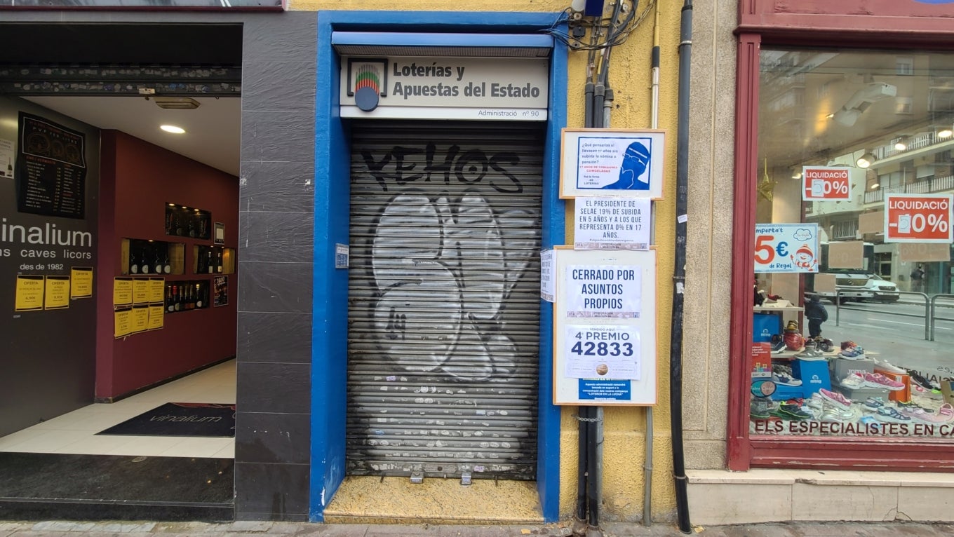 L'administració de loteria de Fabra i Puig 179, tancada per vaga tot i haver repartit dos premis / Edgar Sapiña