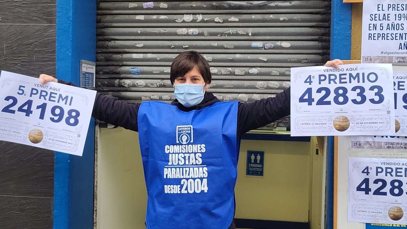 El propietari de l'administració de loteria de Fabra i Puig 179, després de repartir dos premis el 2021 / Edgar Sapiña