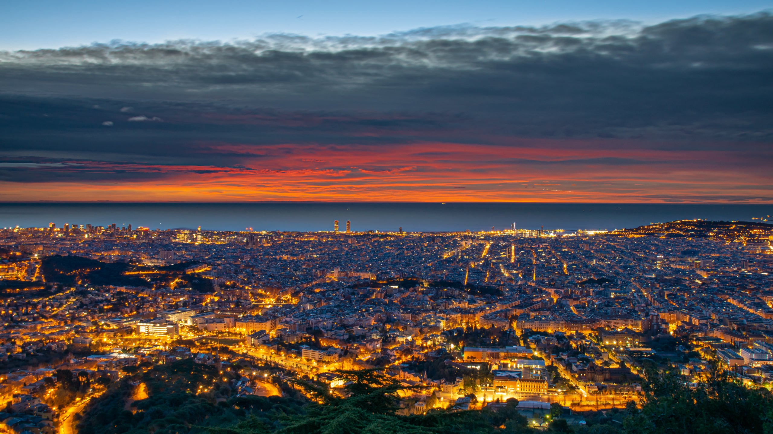 Sortida del sol a Barcelona amb un banc de núvols present / Alfons Puertas (Observatori Fabra de Barcelona)