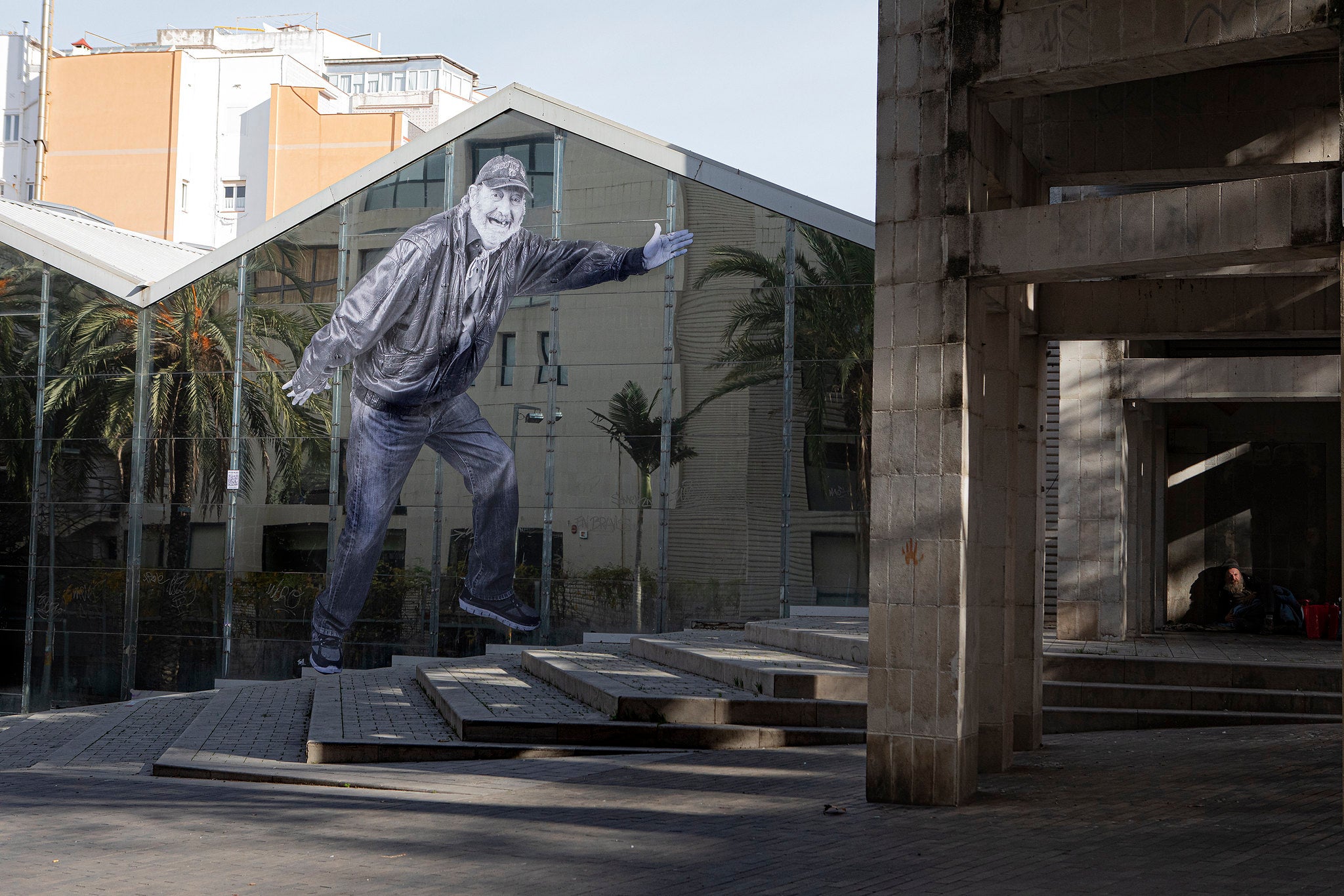 Un dels retrats amb què Arrels ha empaperat una façana de Barcelona per fer visibles els sensesostre / Fundació Arrels