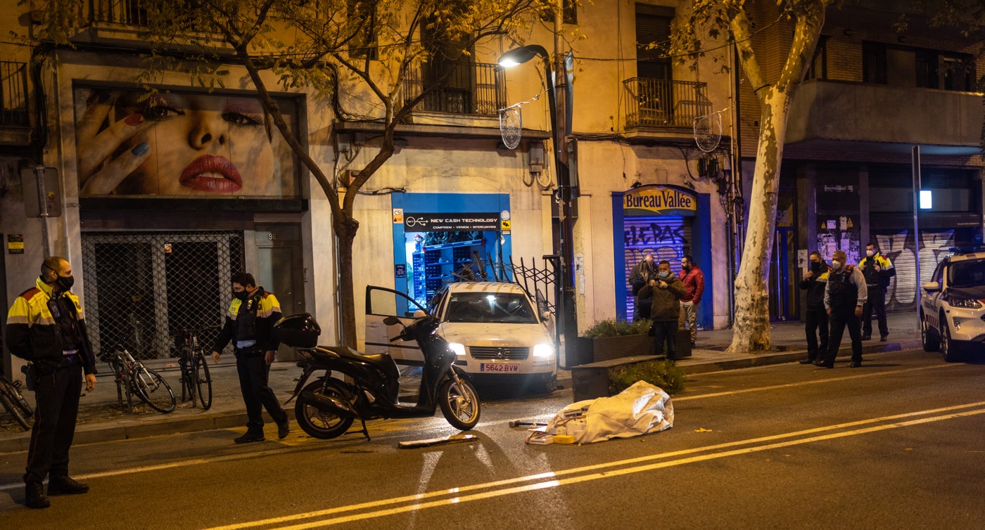 Encastament d'un vehicle a Sants durant la primera nit de toc de queda, fotografiat per David Melero / David Melero
