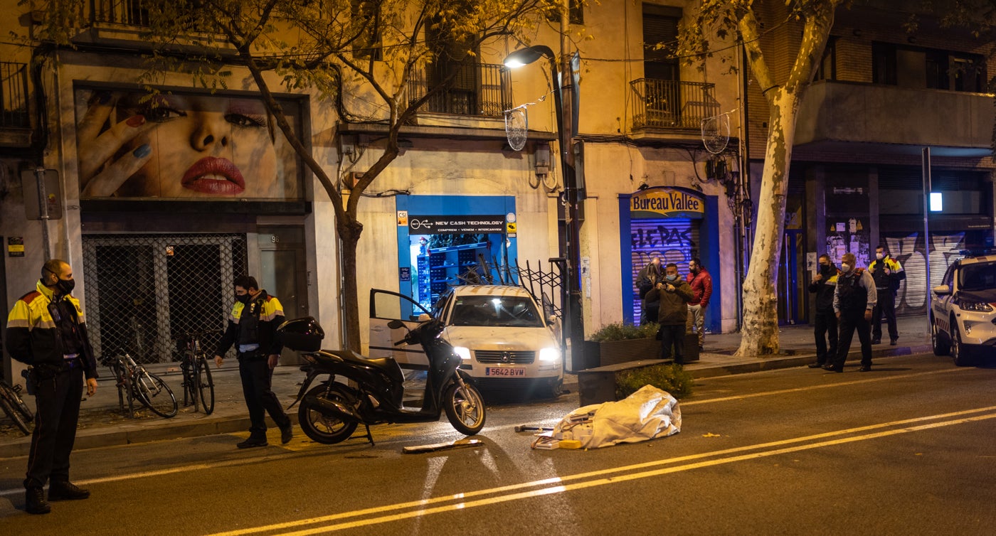 Encastament d'un vehicle a Sants durant la primera nit de toc de queda, fotografiat per David Melero / David Melero