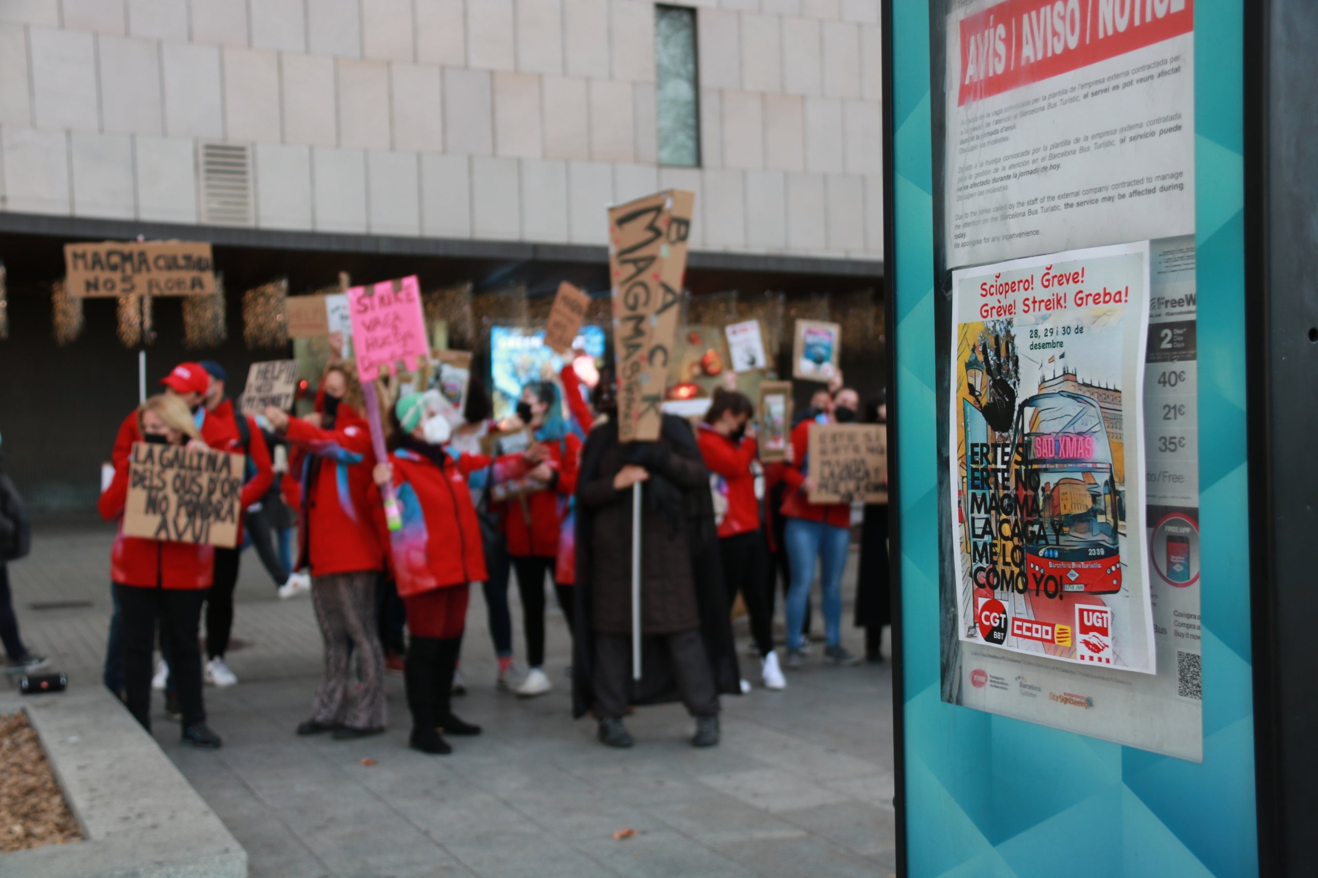 Vaga dels treballadors que fan d'informadors del Bus Turístic de Barcelona / Albert Cadanet (ACN)