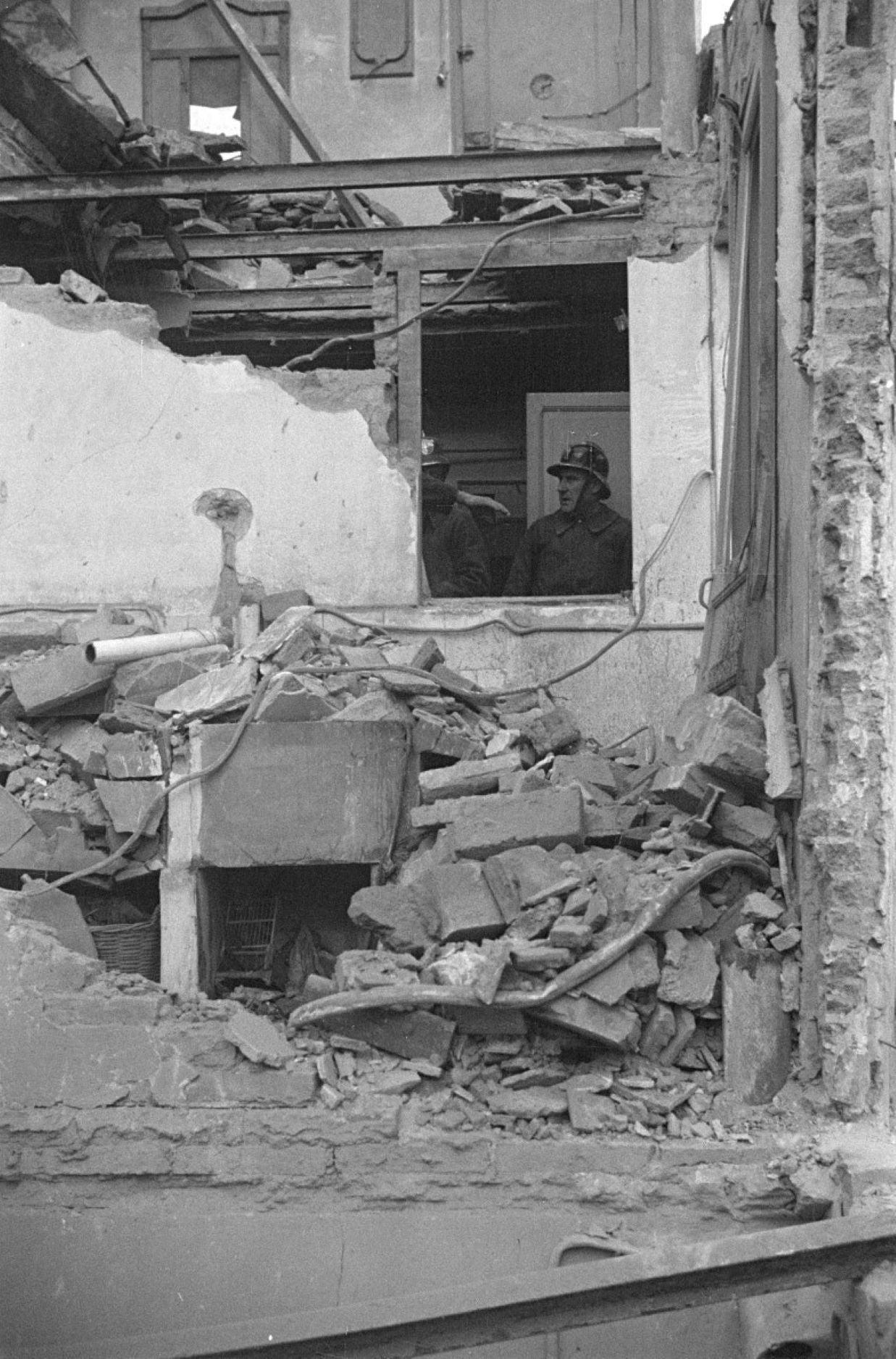 Un bomber darrere de la finestra d'un edifici destrossat en un bombardeig el març de 1937 / Pérez de Rozas