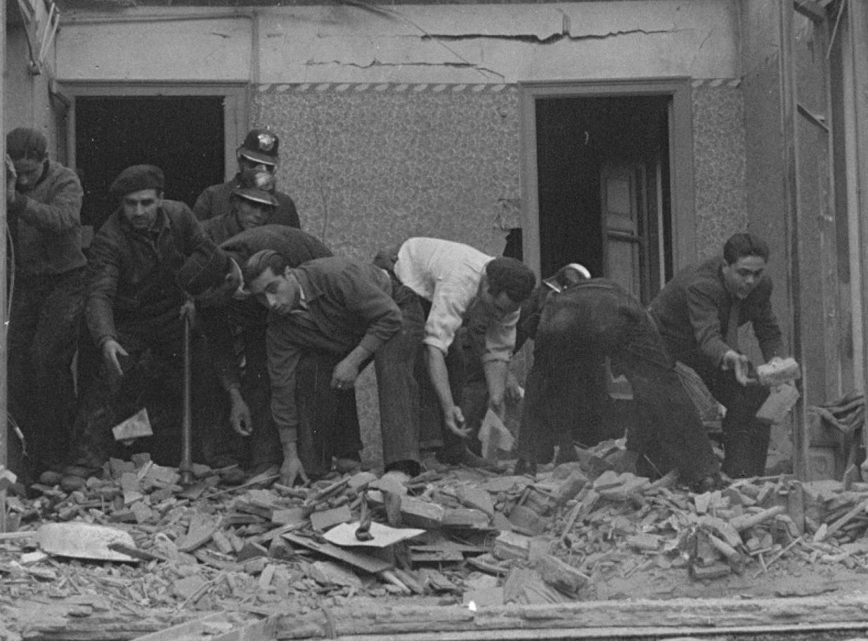 Destrosses a un habitatge de Barcelona en un bombardeig el març de 1937, amb alguns bombers en el desenrunament / Pérez de Rozas / Arxiu Fotogràfic de Barcelona