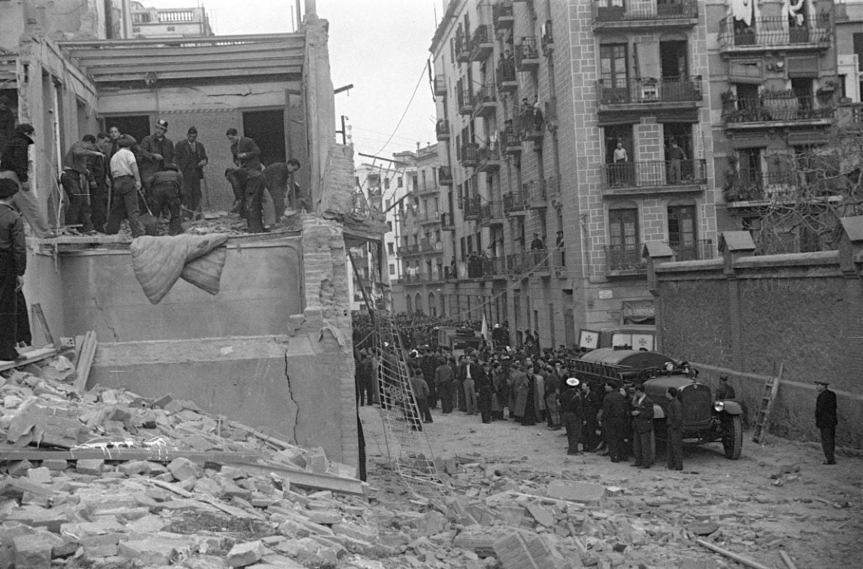 Destrosses a un habitatge de Barcelona en un bombardeig el març de 1937, amb alguns bombers en el desenrunament / Pérez de Rozas / Arxiu Fotogràfic de Barcelona