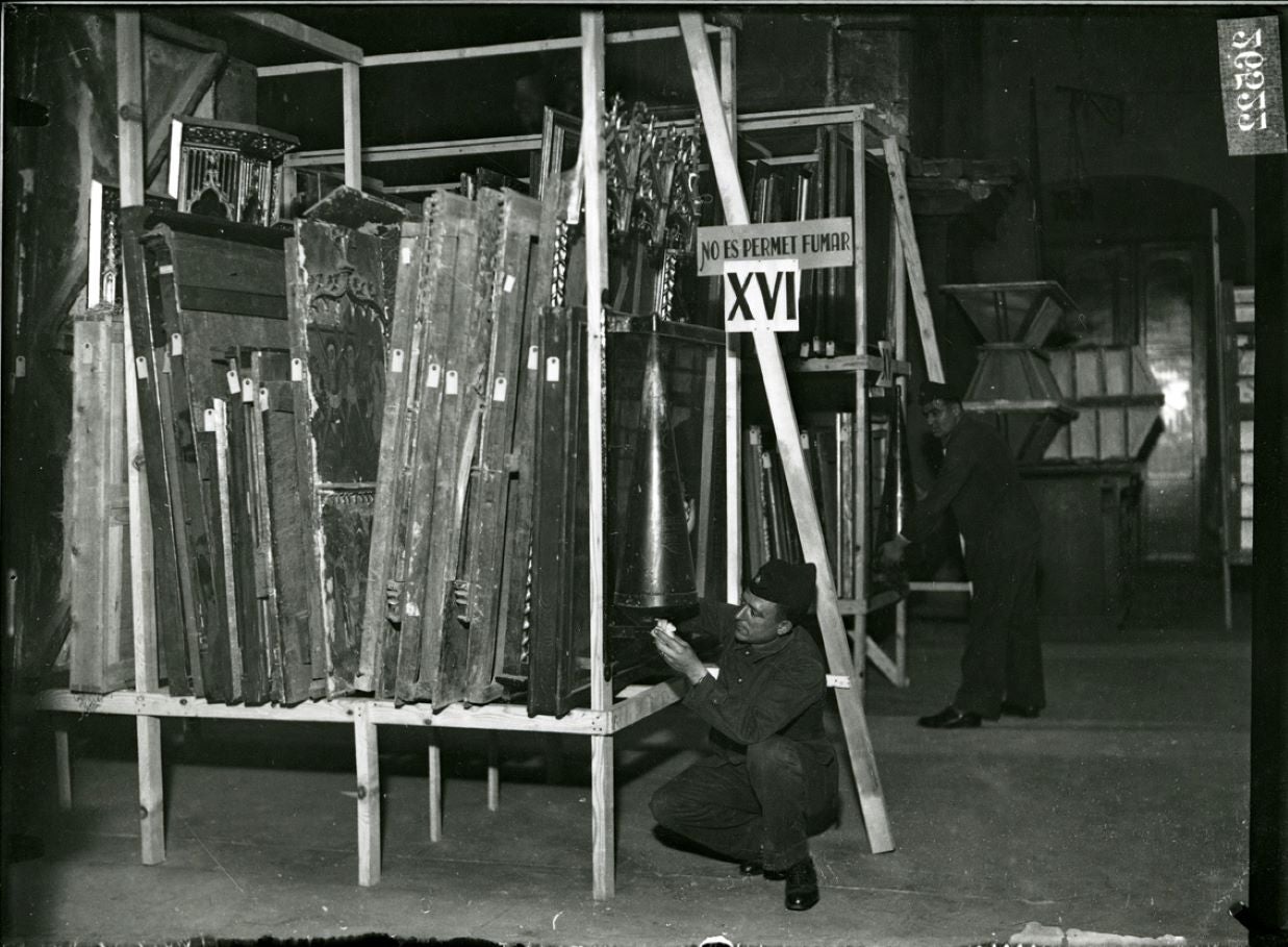 Bombers en el dipòsit d'obres dels museus de Barcelona evacuades durant la Guerra Civil / Joan Vidal Ventosa / Arxiu Fotogràfic de Barcelona