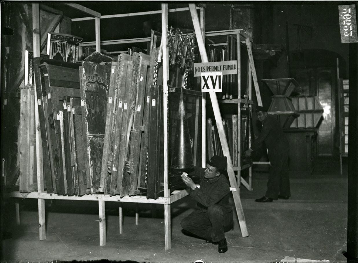 Bombers en el dipòsit d'obres dels museus de Barcelona evacuades durant la Guerra Civil / Joan Vidal Ventosa / Arxiu Fotogràfic de Barcelona