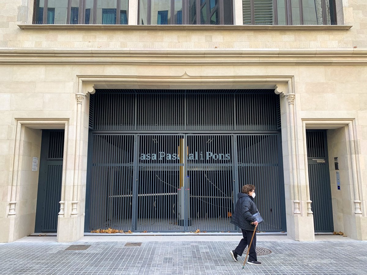 L'entrada al garatge que substitueix la desapareguda cafeteria de Bracafè al carrer Casp / @Bcnsingular