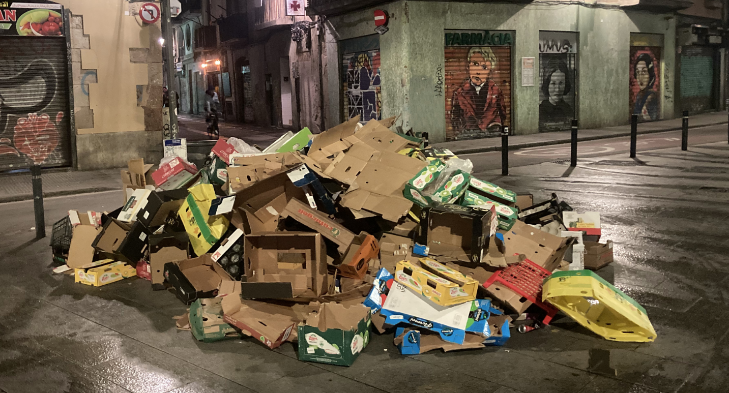 Escombraries apilades a la plaça del Pedró, al Raval / @carrersalvador