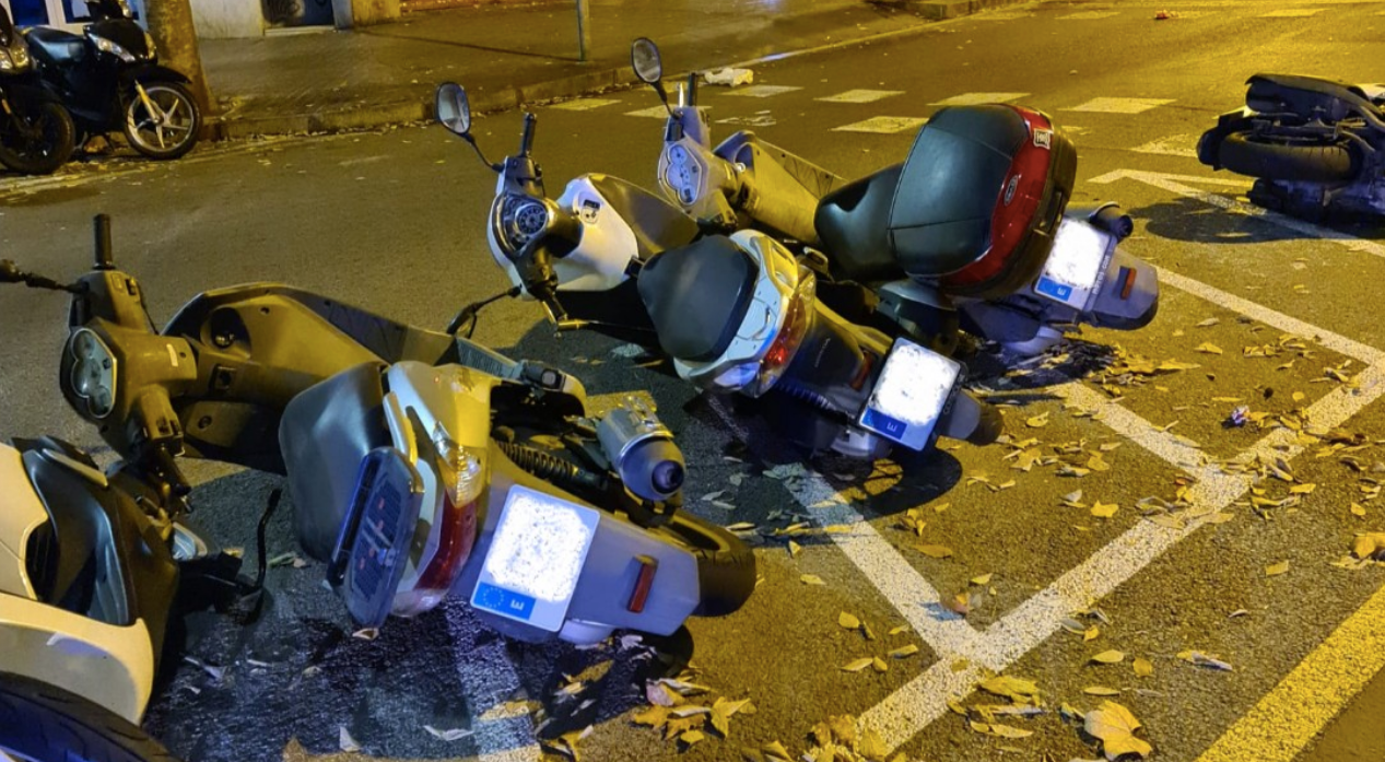 Motocicletes tirades a terra a l'Eixample / Guàrdia Urbana