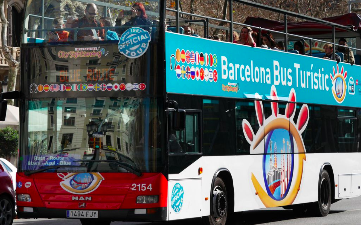 Bus turístic circulant a Barcelona / Vicente Zambrano González